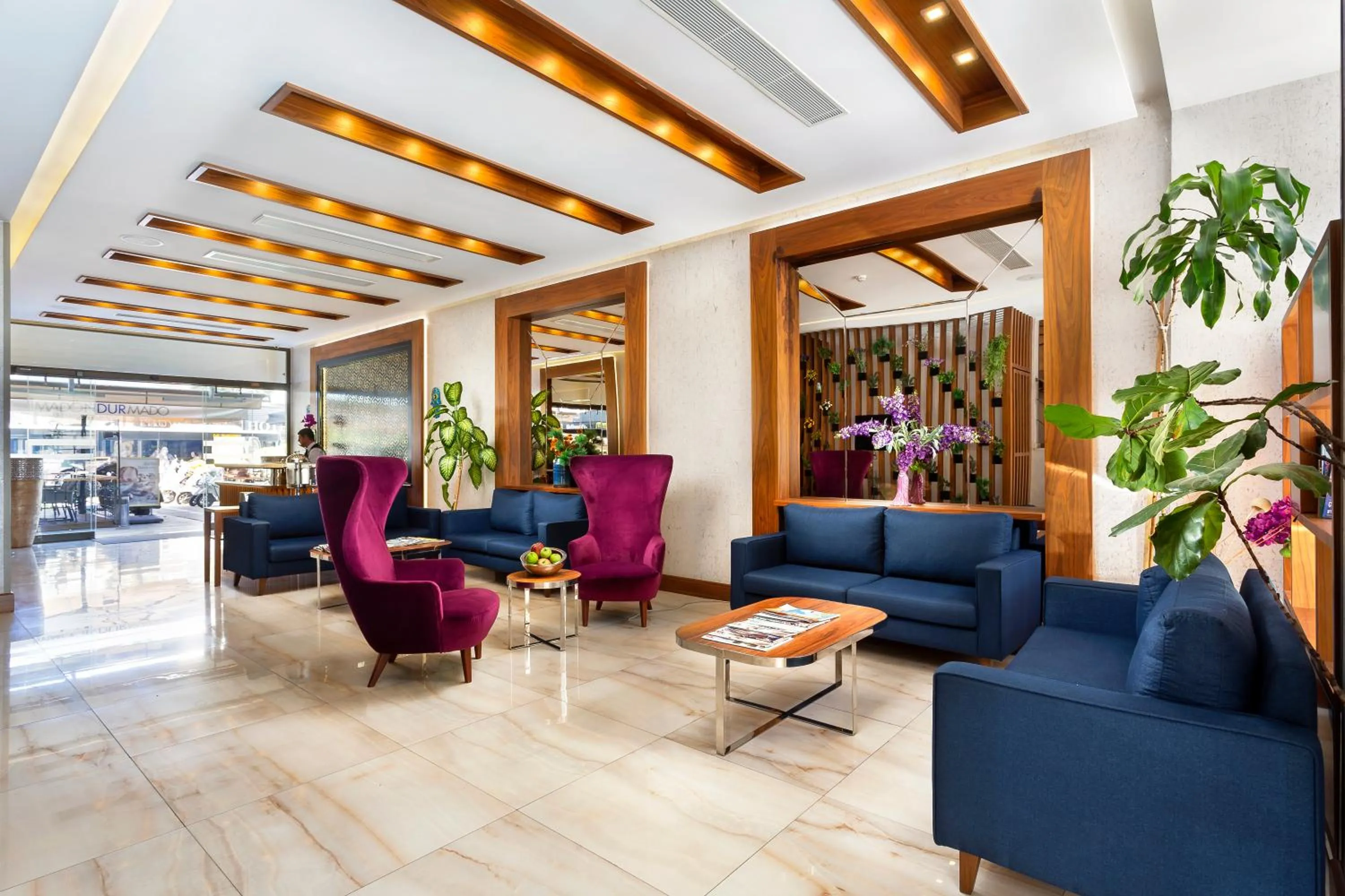 Communal lounge/ TV room in Artur Hotel