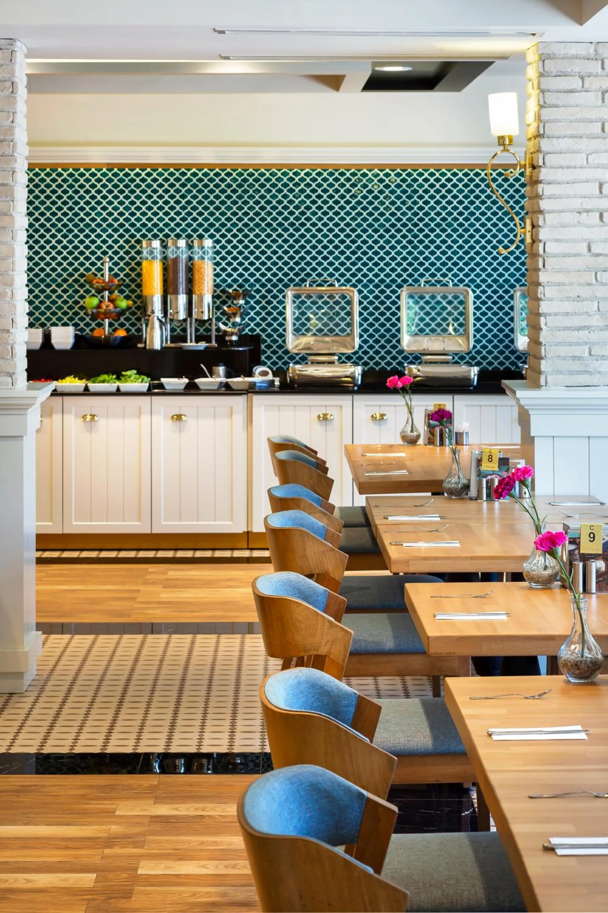 Restaurant/places to eat in Artur Hotel