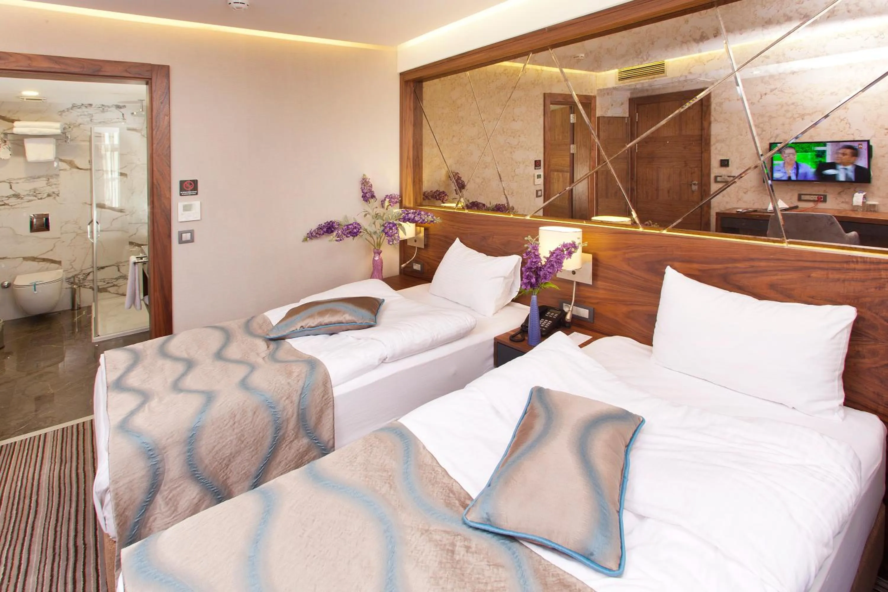 Toilet in Artur Hotel