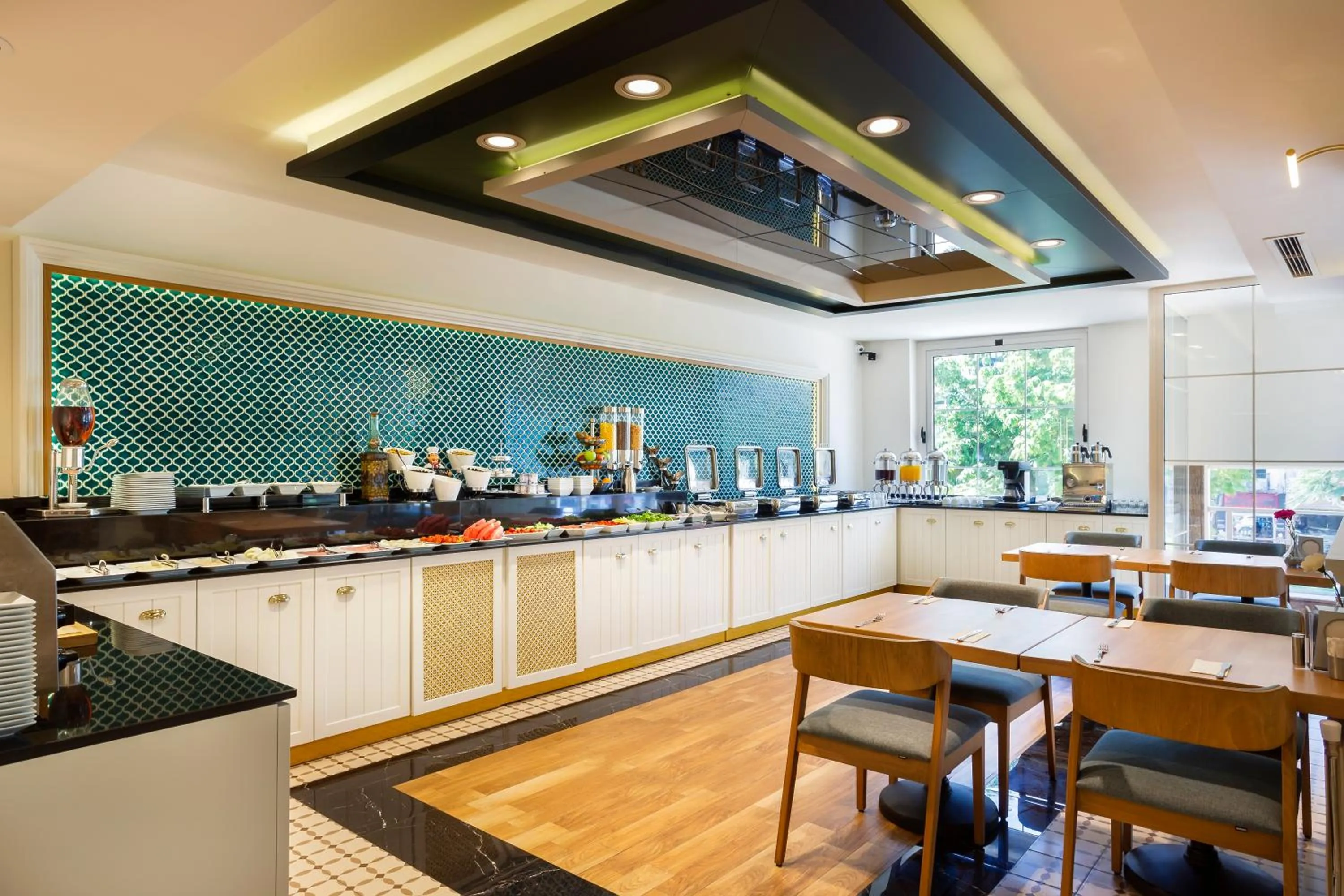 Restaurant/places to eat in Artur Hotel