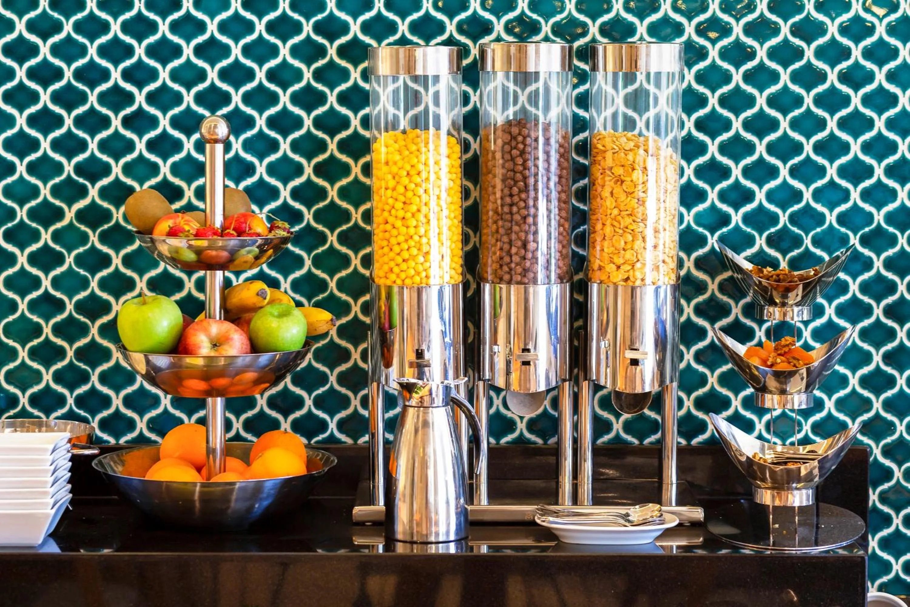 Restaurant/places to eat in Artur Hotel