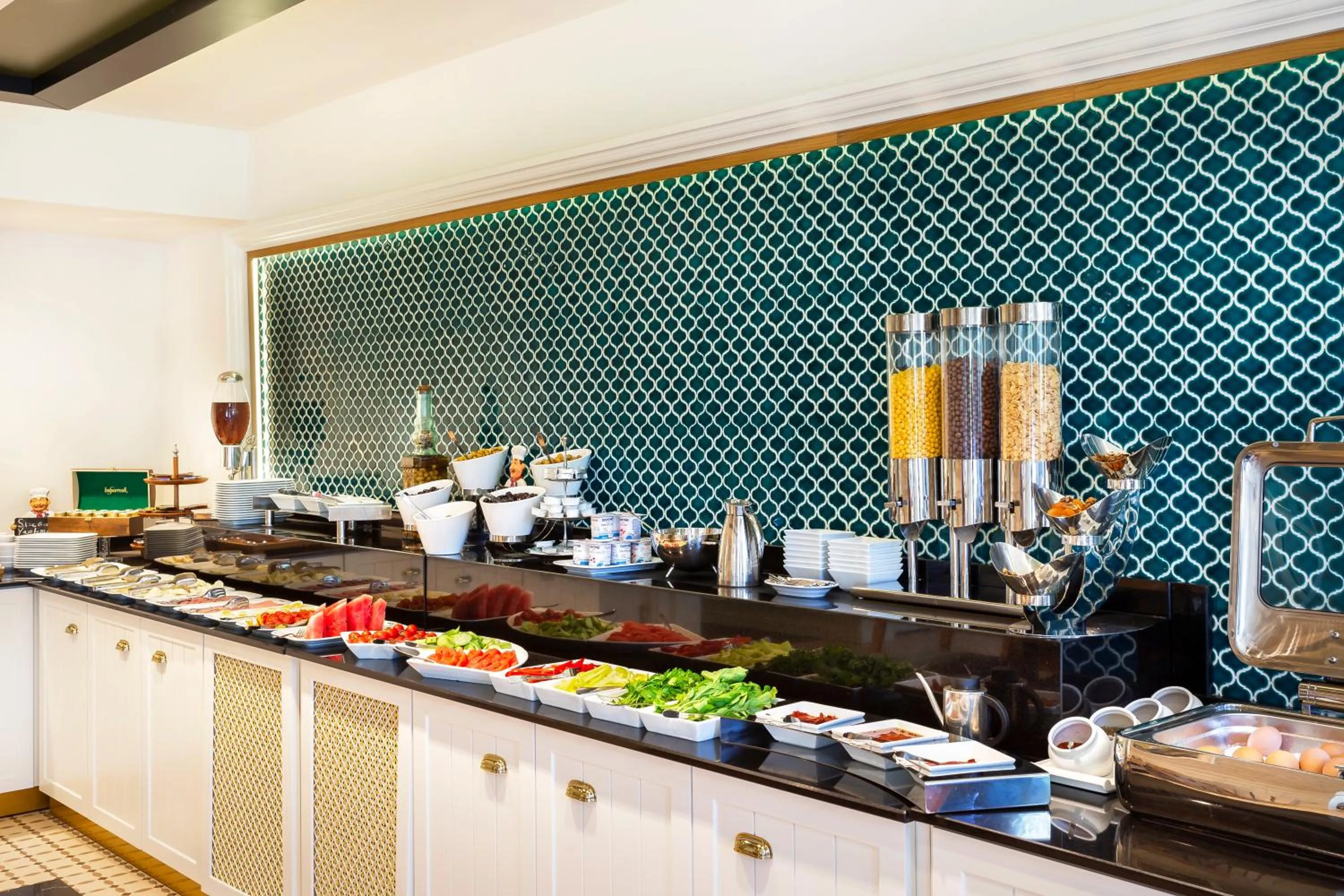 Restaurant/places to eat in Artur Hotel