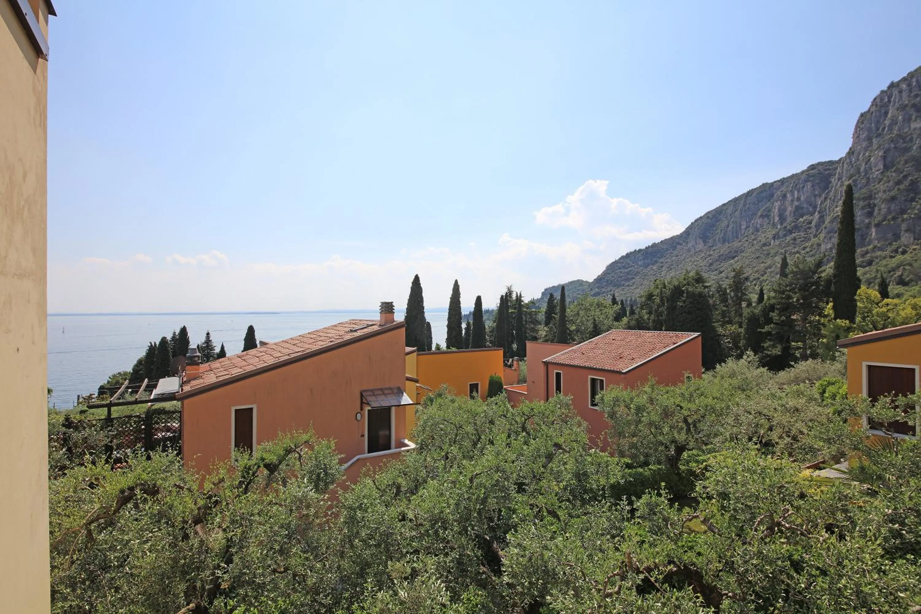 Property building in Appartamenti Pratone