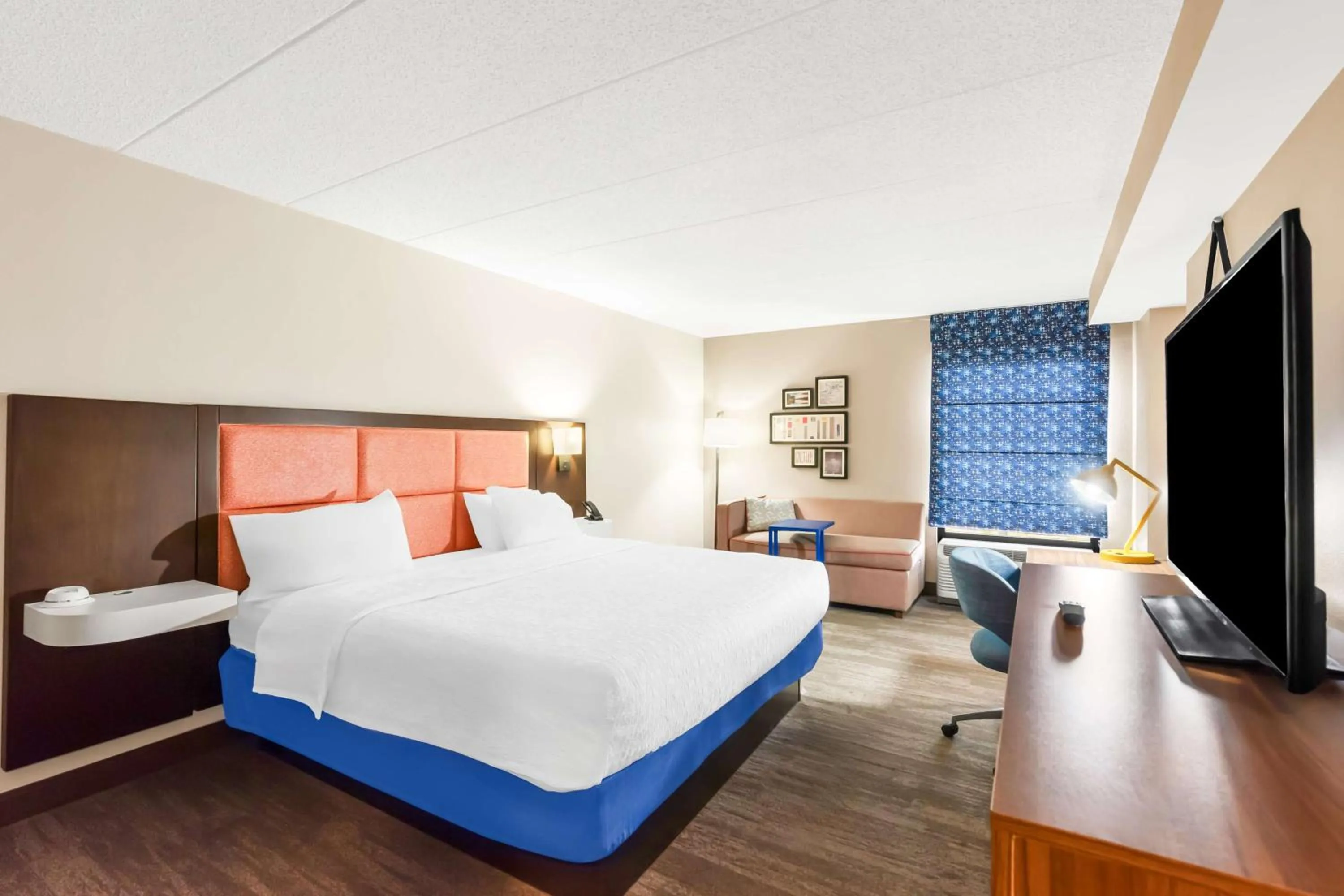 Living room, Bed in Hampton Inn Pennsville