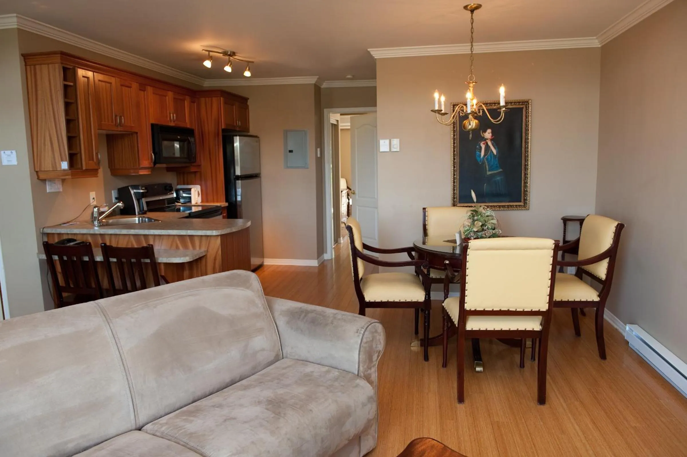 Kitchen or kitchenette, Dining Area in Hotel St-Sauveur