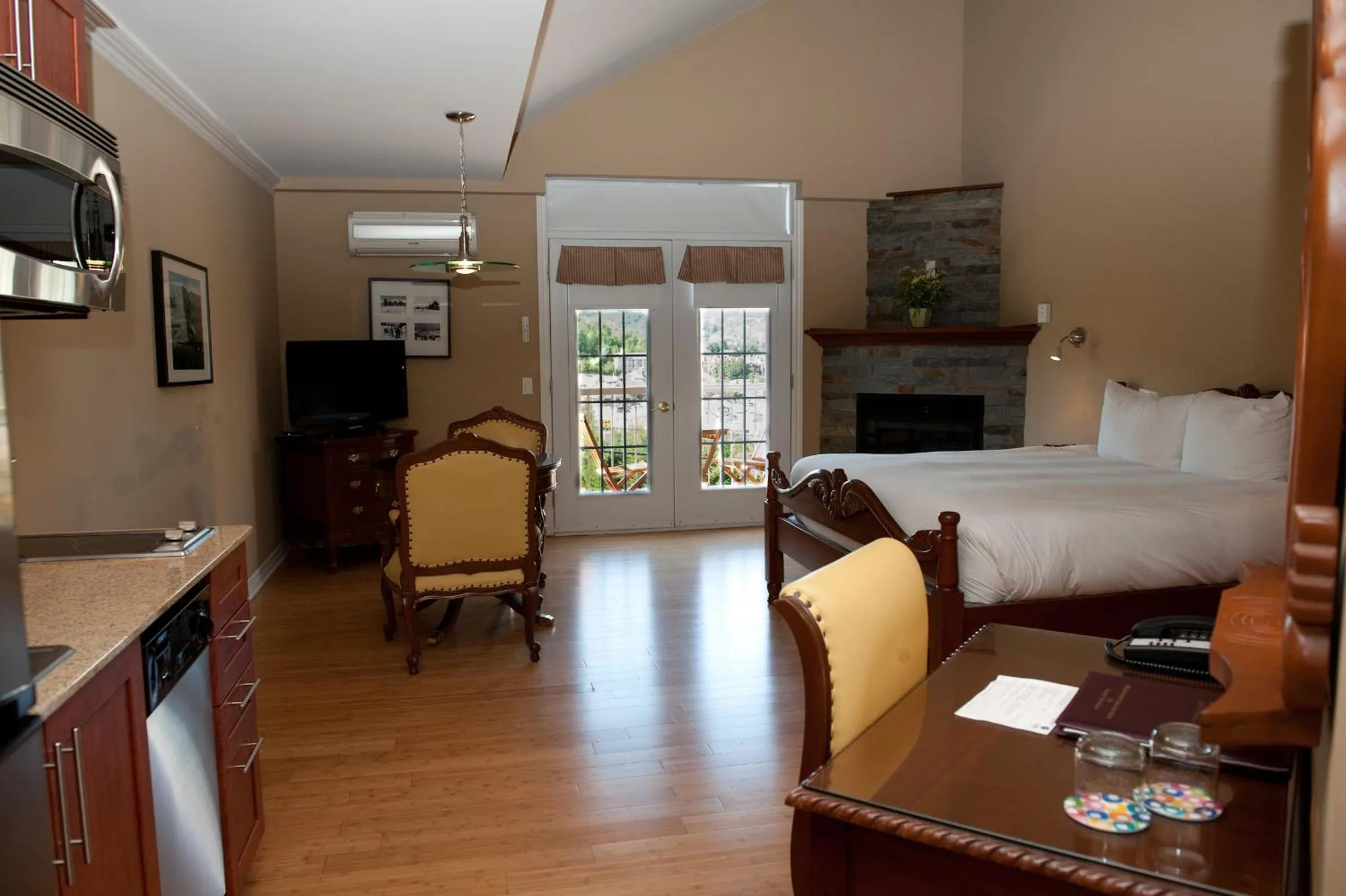 Property building in Hotel St-Sauveur