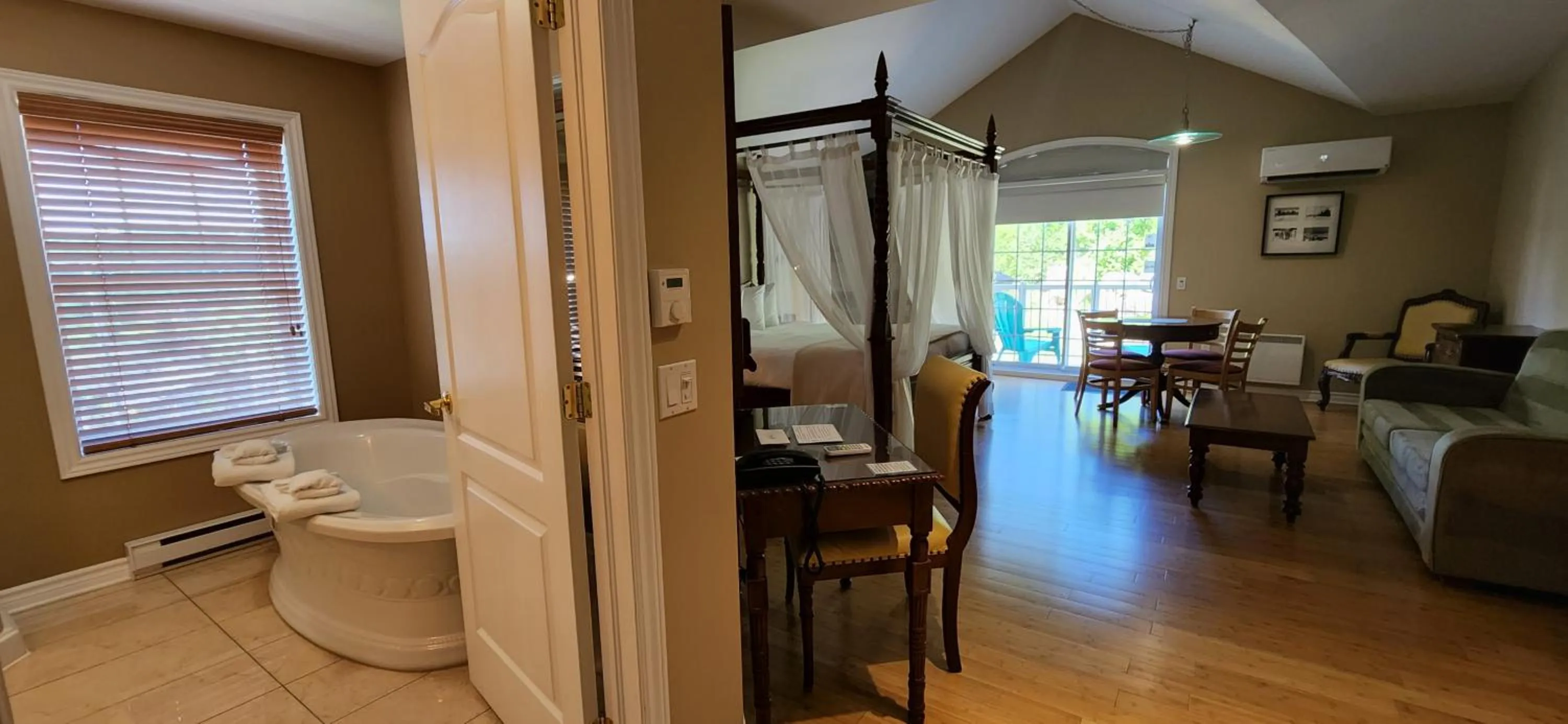 Bed, Restaurant/Places to Eat in Hotel St-Sauveur