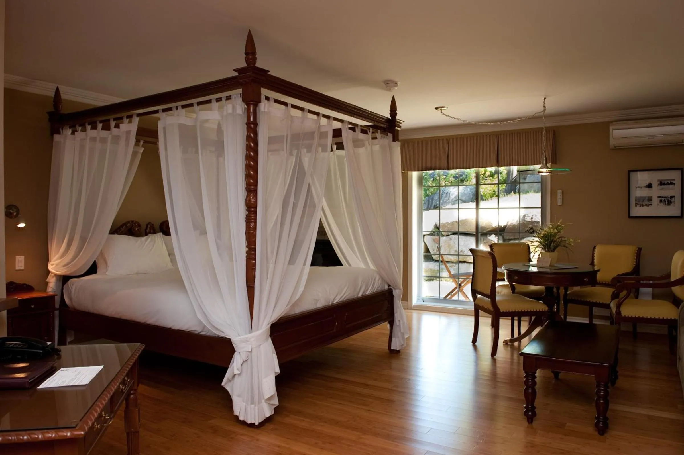 Property building in Hotel St-Sauveur