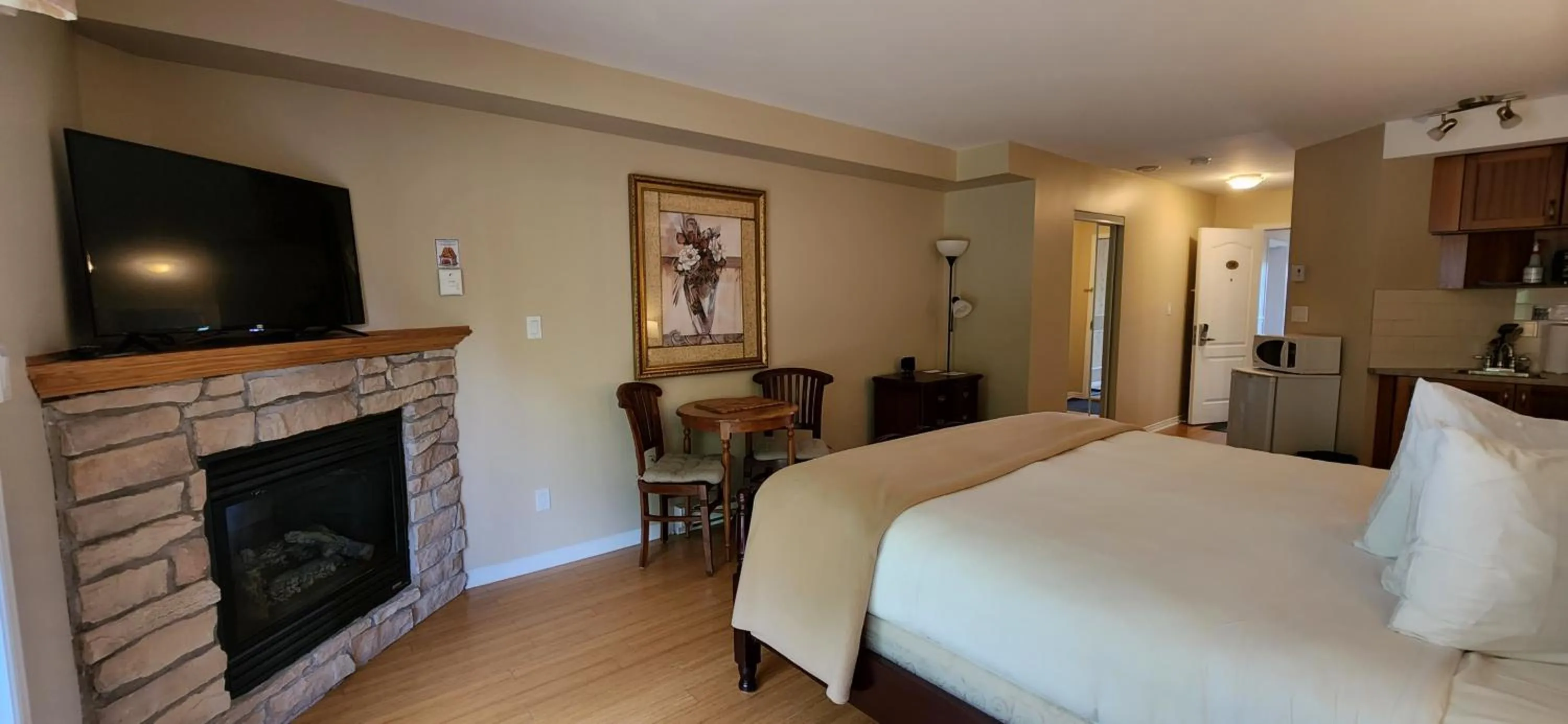 Bed, TV/Entertainment Center in Hotel St-Sauveur