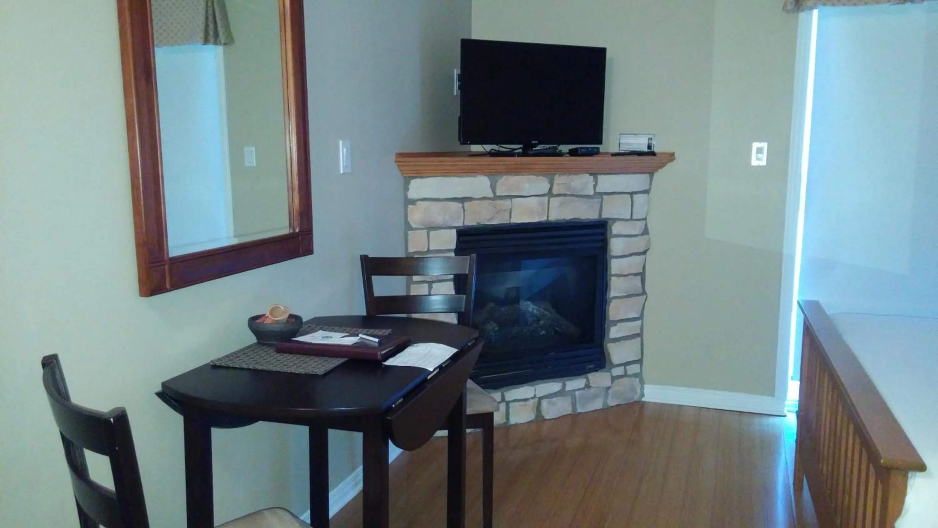 Dining area, TV/Entertainment Center in Hotel St-Sauveur