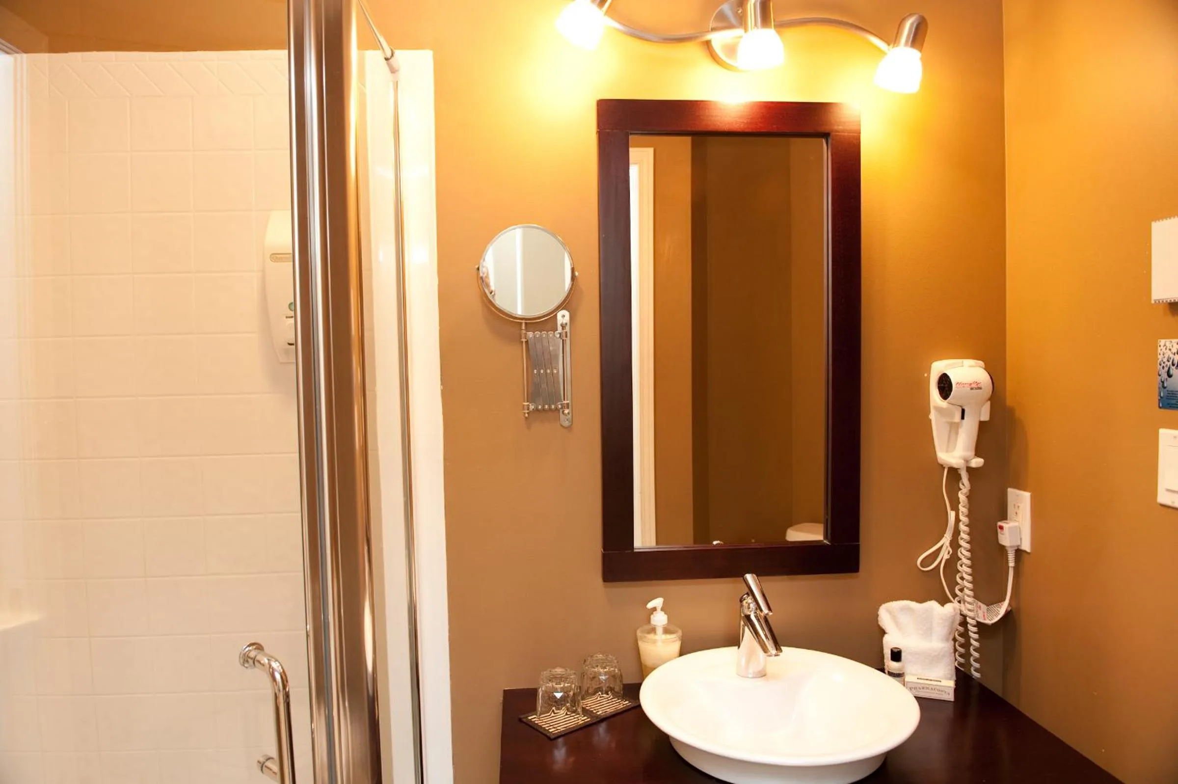 Shower, Bathroom in Hotel St-Sauveur