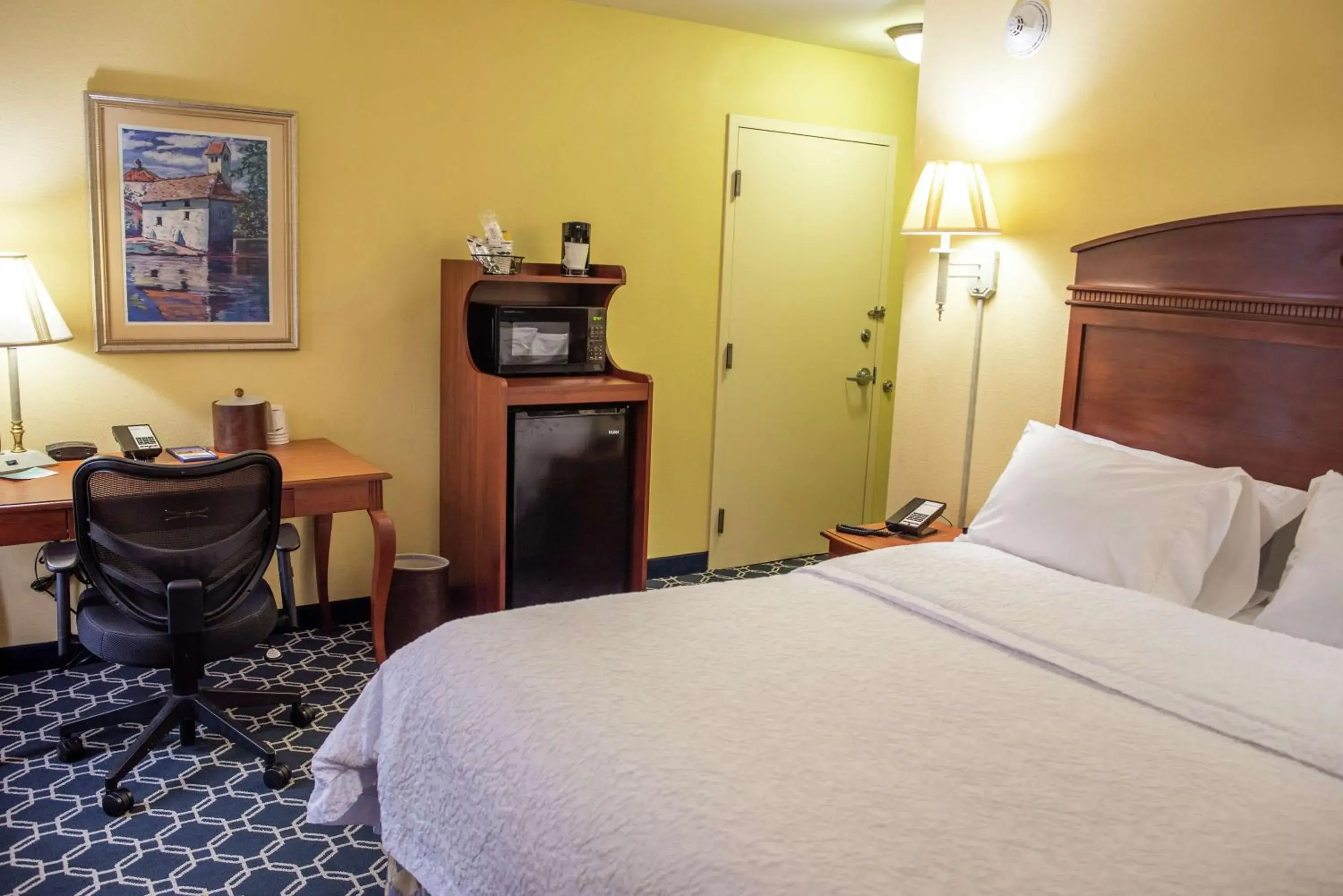 Queen Room - Non-Smoking in Hampton Inn Lebanon Queen Room - Non-Smoking in Hampton Inn Lebanon