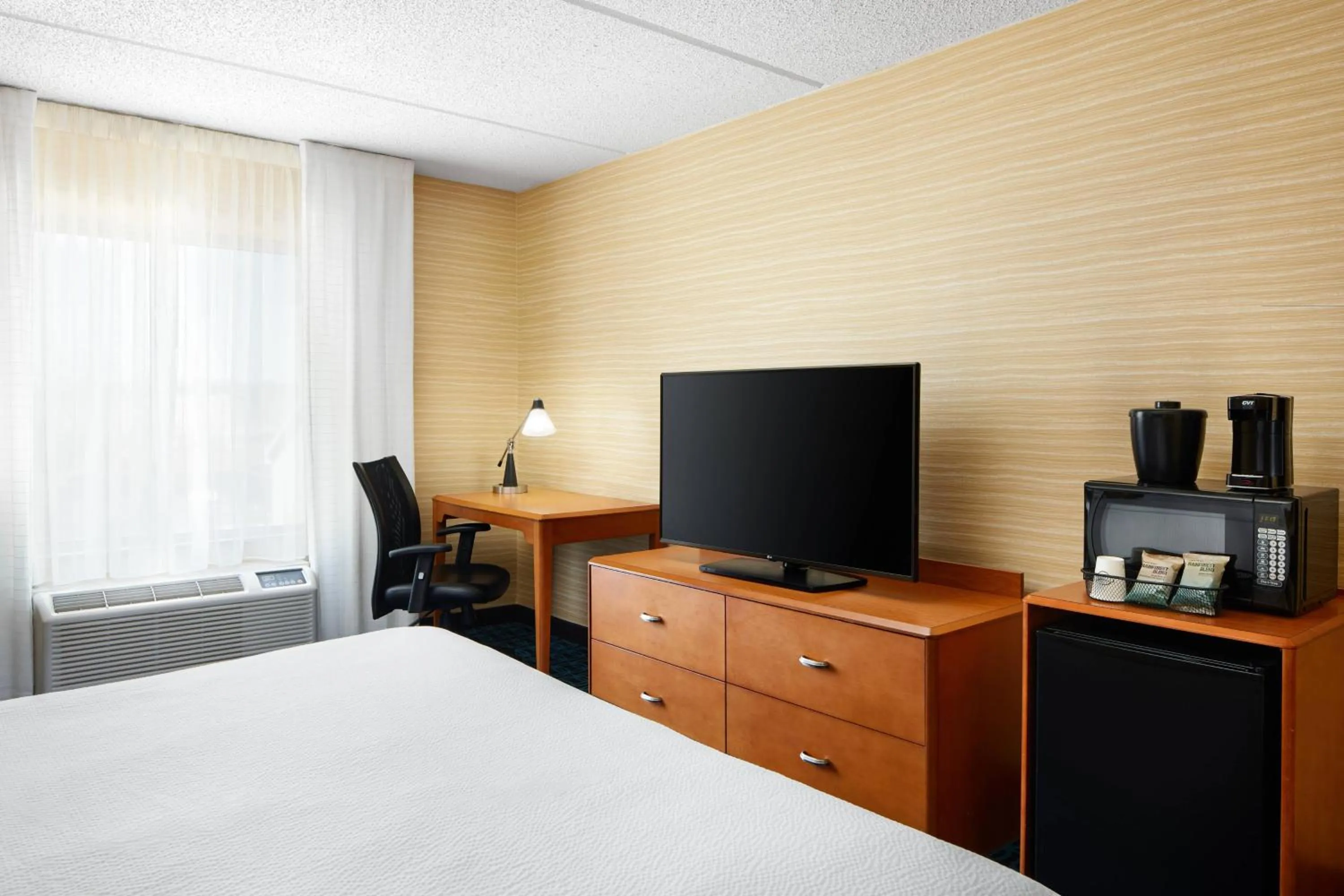 Photo of the whole room, Bed in Fairfield Inn and Suites by Marriott Plainville