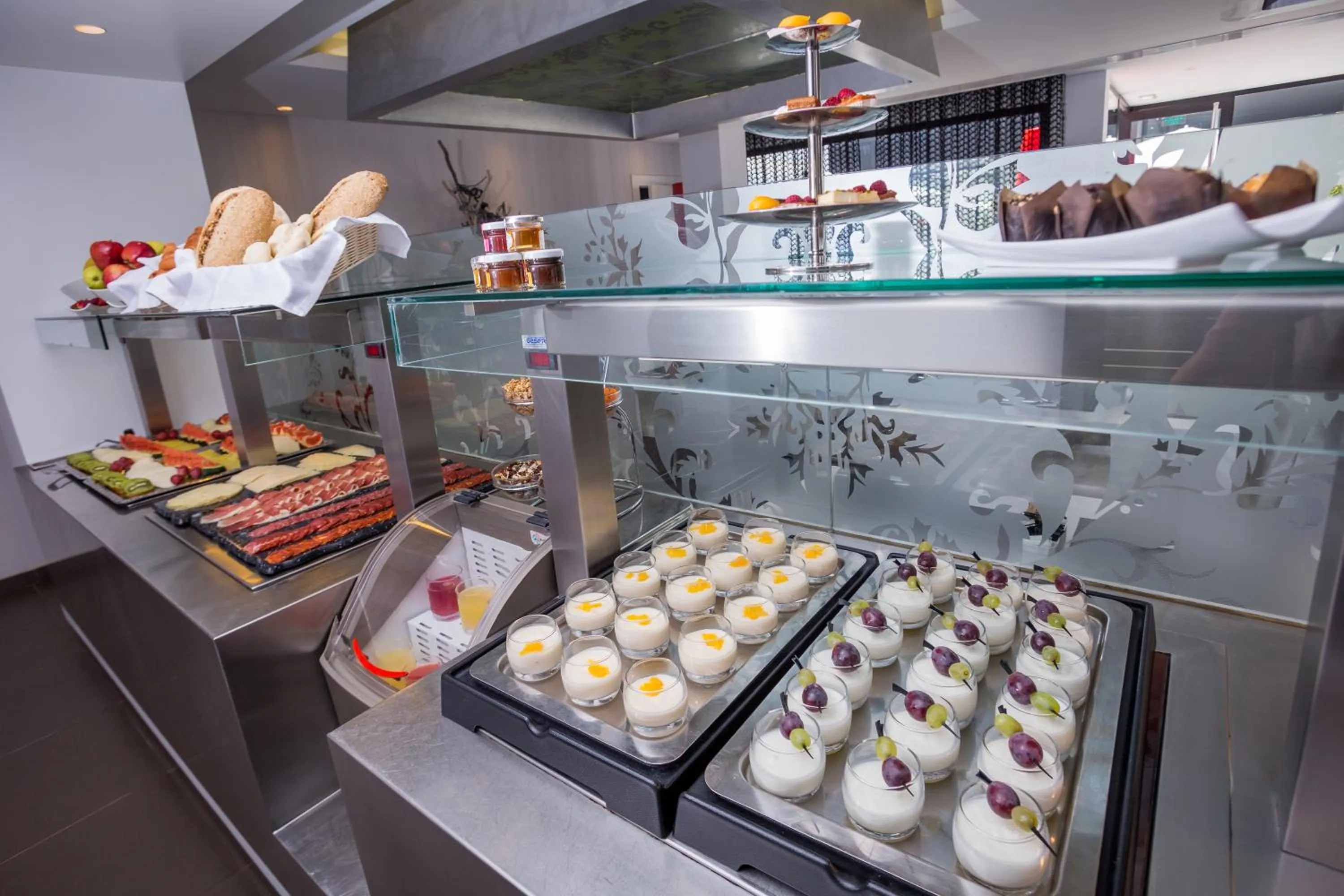 Food and drinks in Migjorn Ibiza Suites & Spa