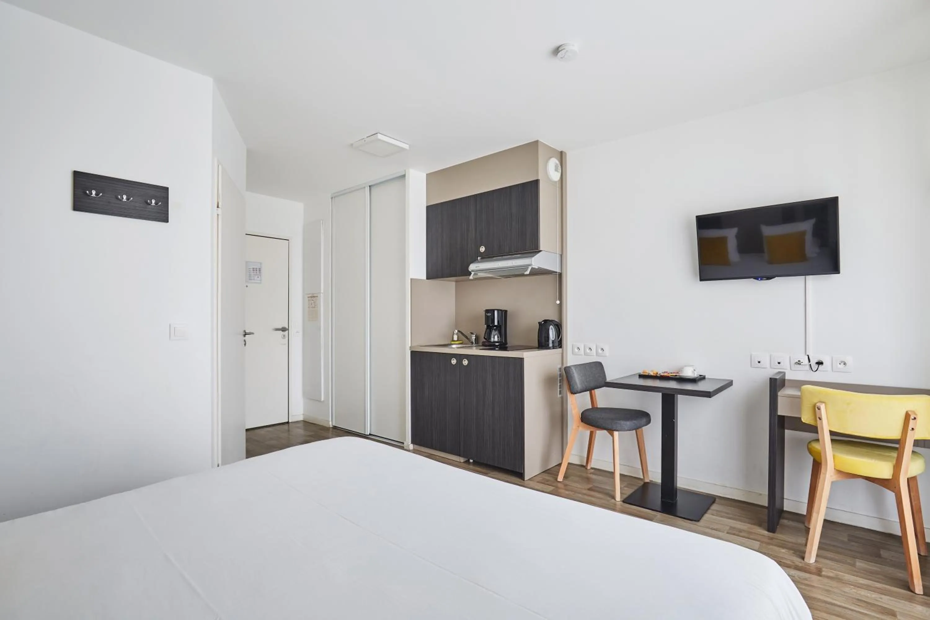 Bedroom, Bed in Appart Hotel Odalys City Paris Levallois