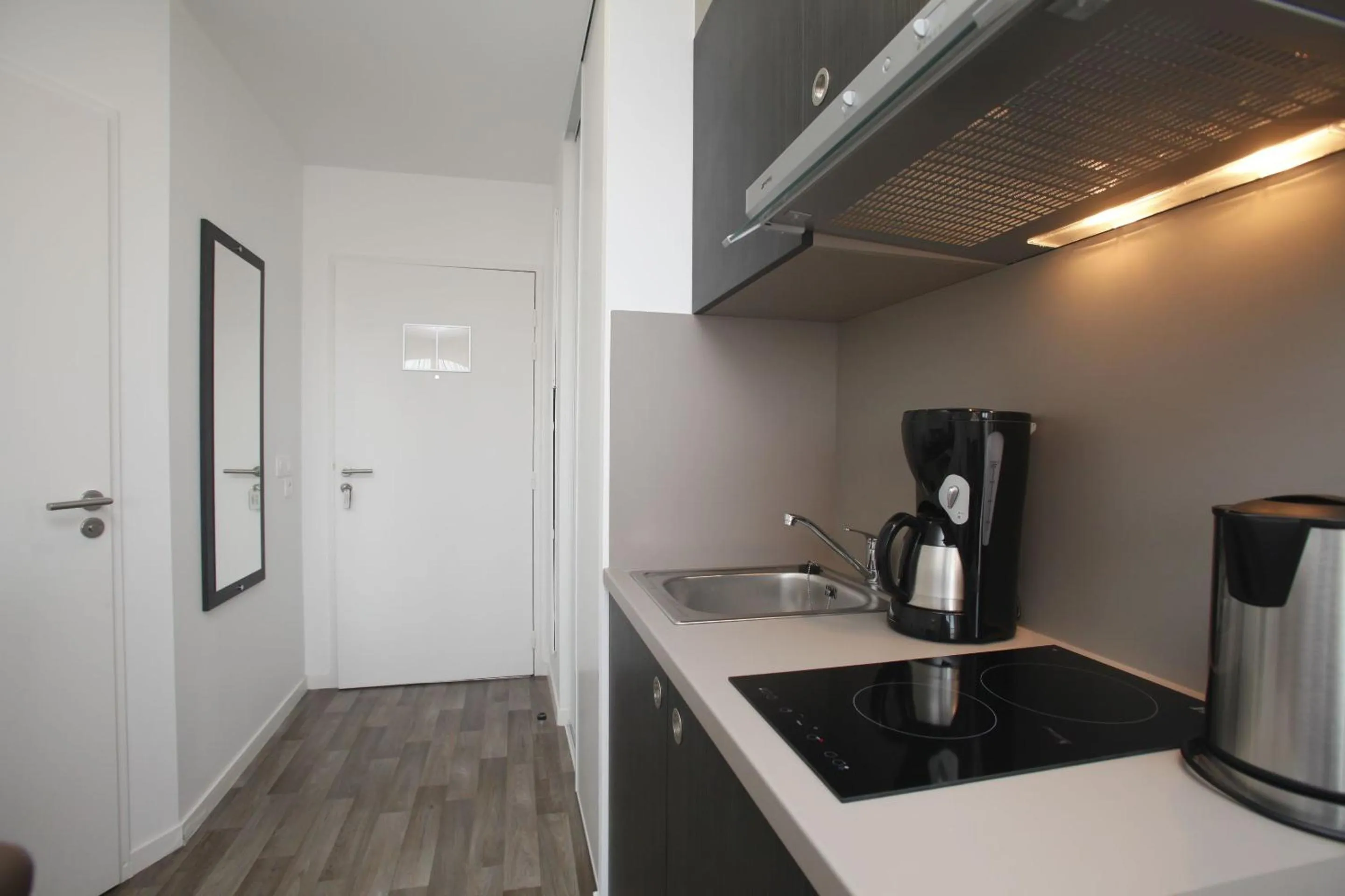 Kitchen or kitchenette in Appart Hotel Odalys City Paris Levallois