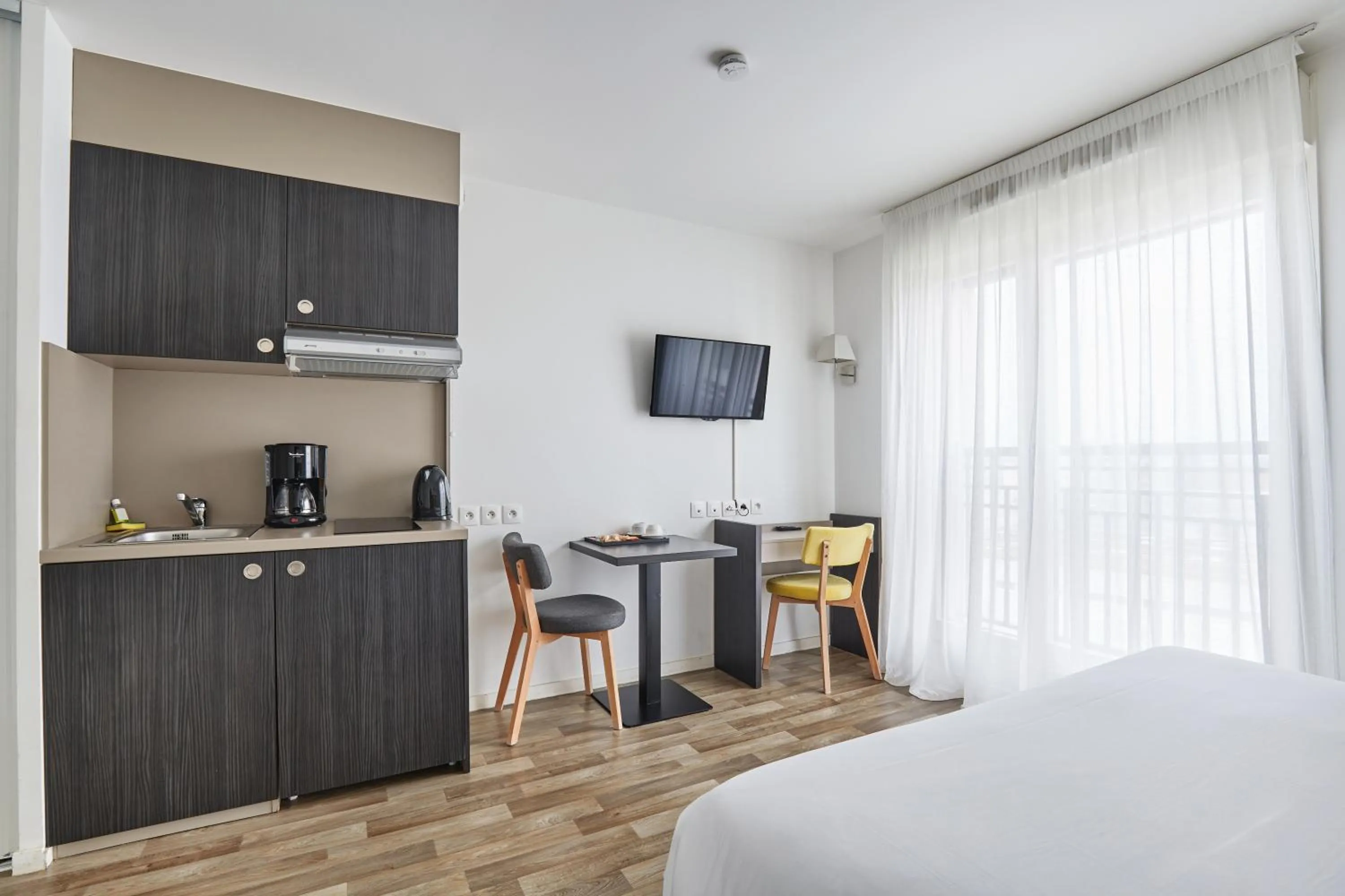 Bedroom, Bed in Appart Hotel Odalys City Paris Levallois