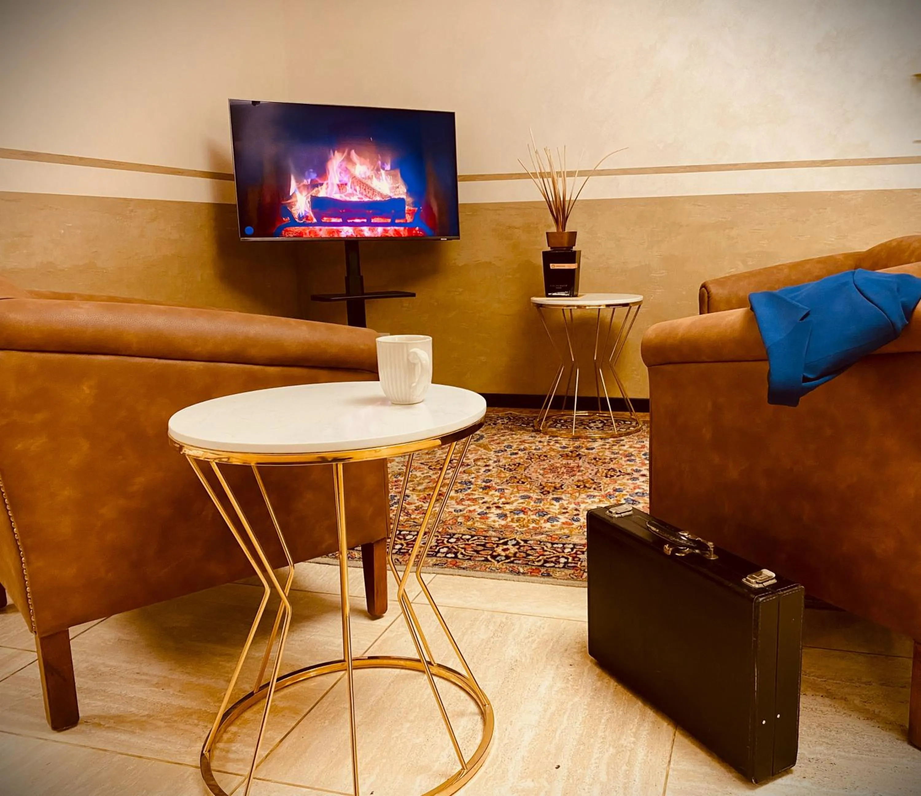 Communal lounge/ TV room in Just Hotel Saronno