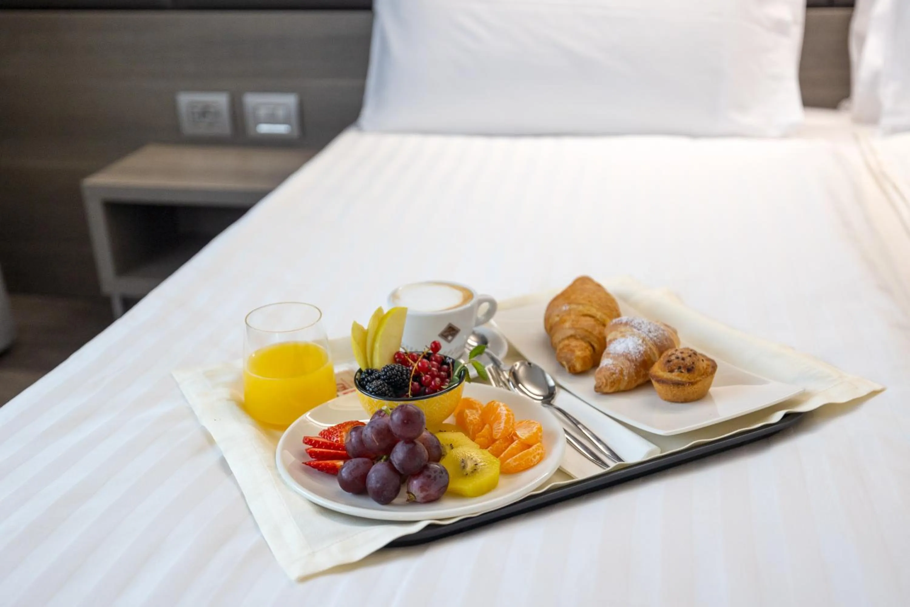 Breakfast, Bed in Just Hotel Saronno