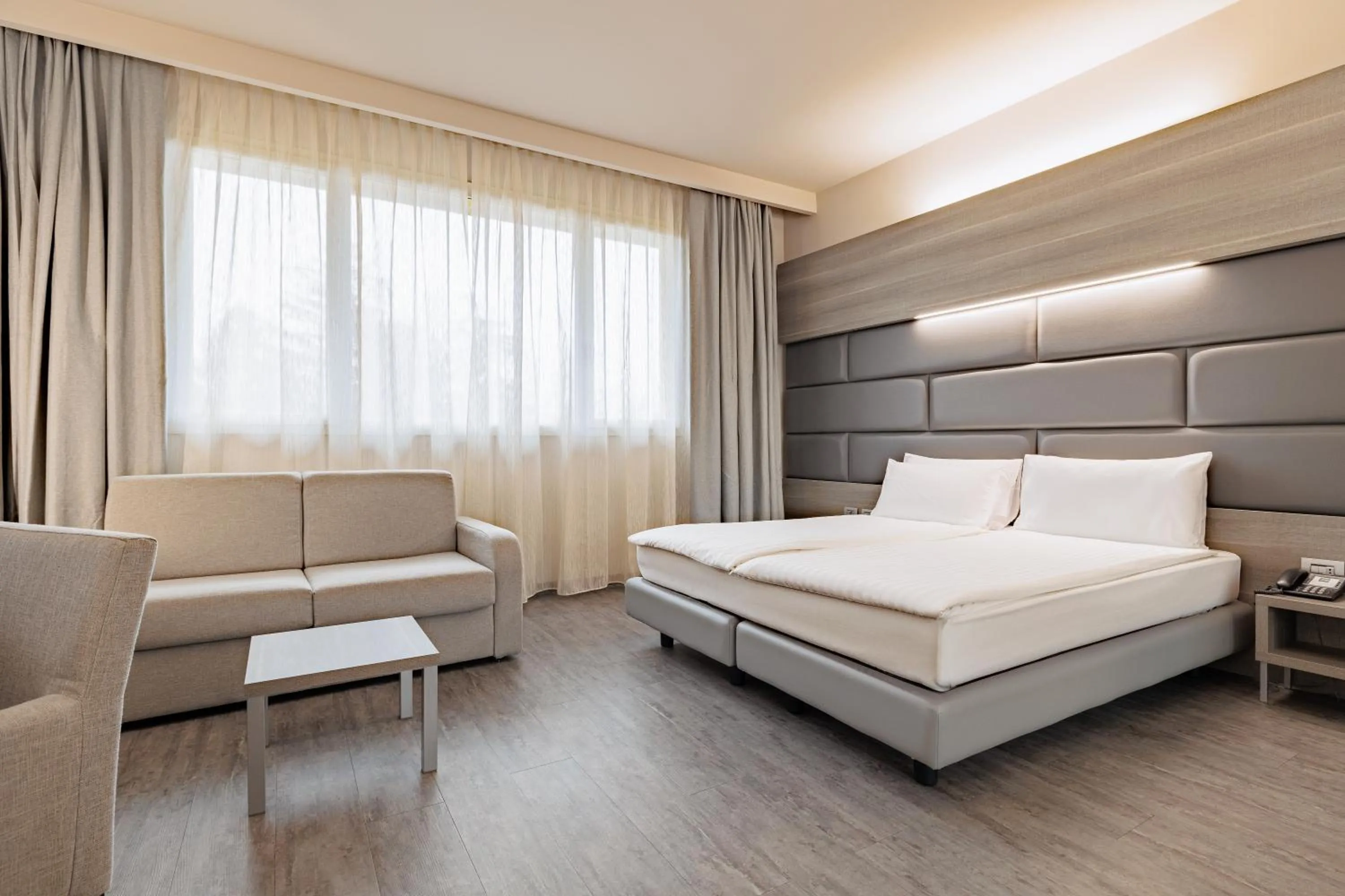 Bed in Just Hotel Saronno