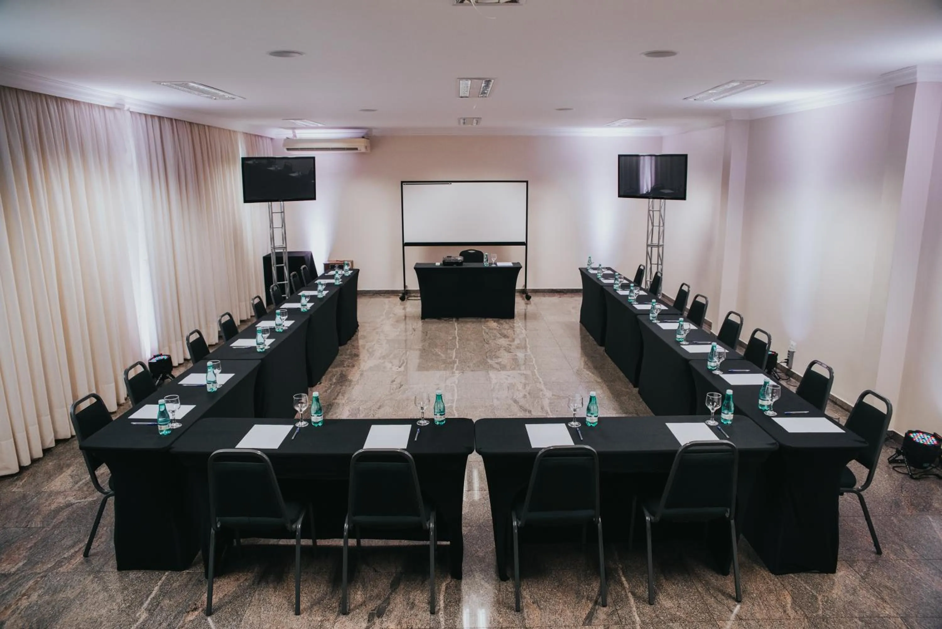 Meeting/conference room in Aruá Hotel, Restaurante e Convenções