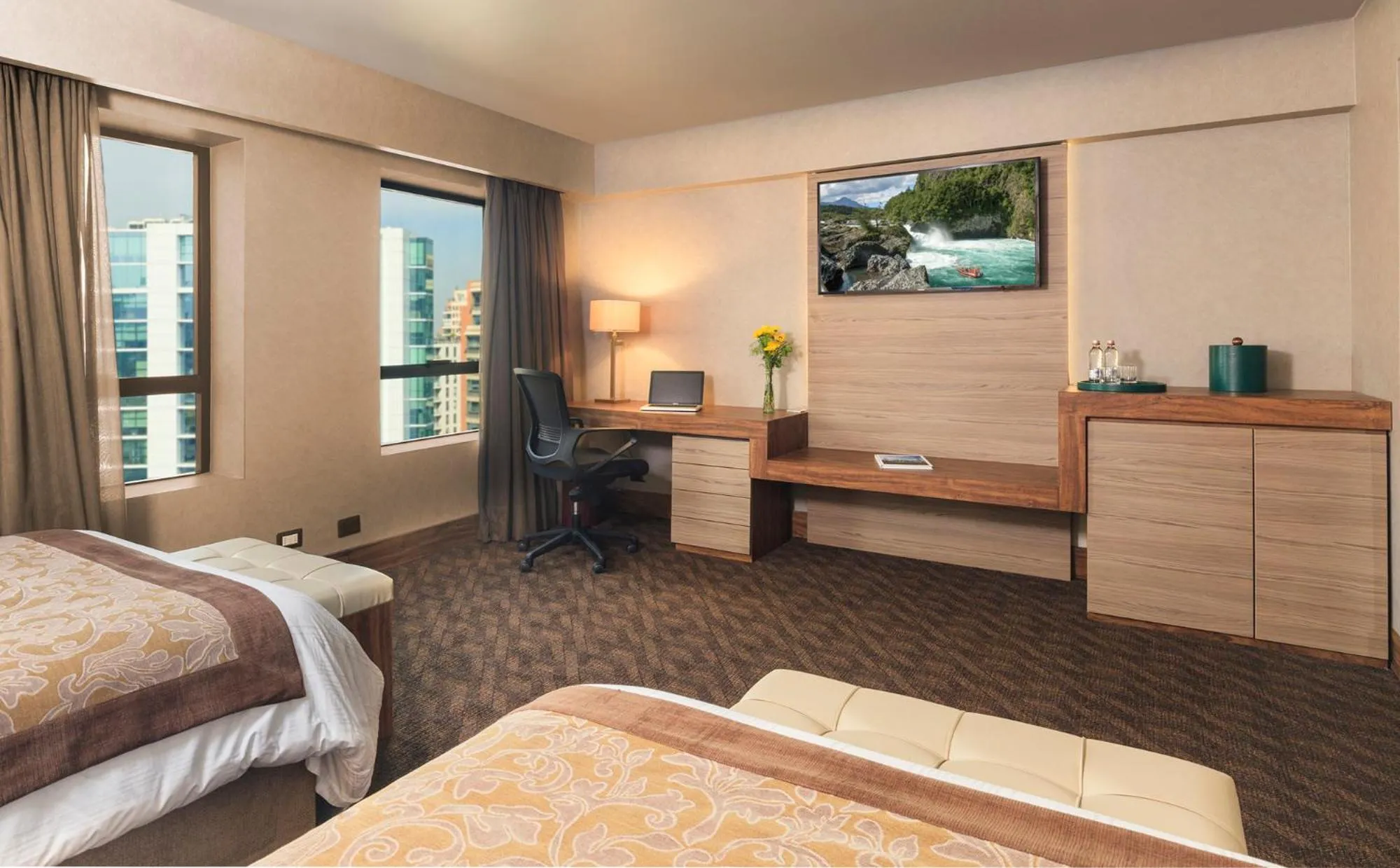 Photo of the whole room, Bed in Hotel Regal Pacific Santiago