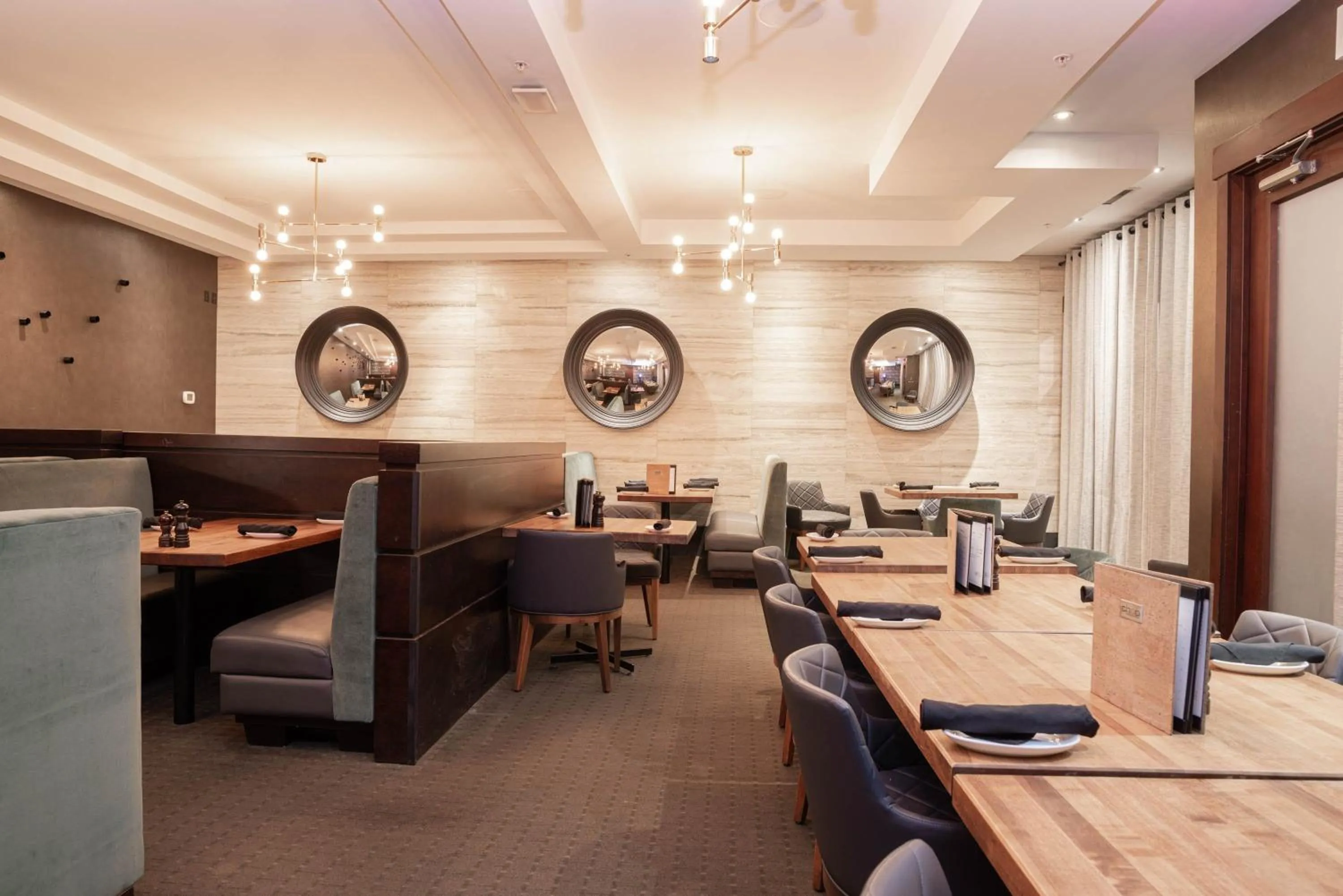 Lounge or bar in Sandman Hotel Edmonton West