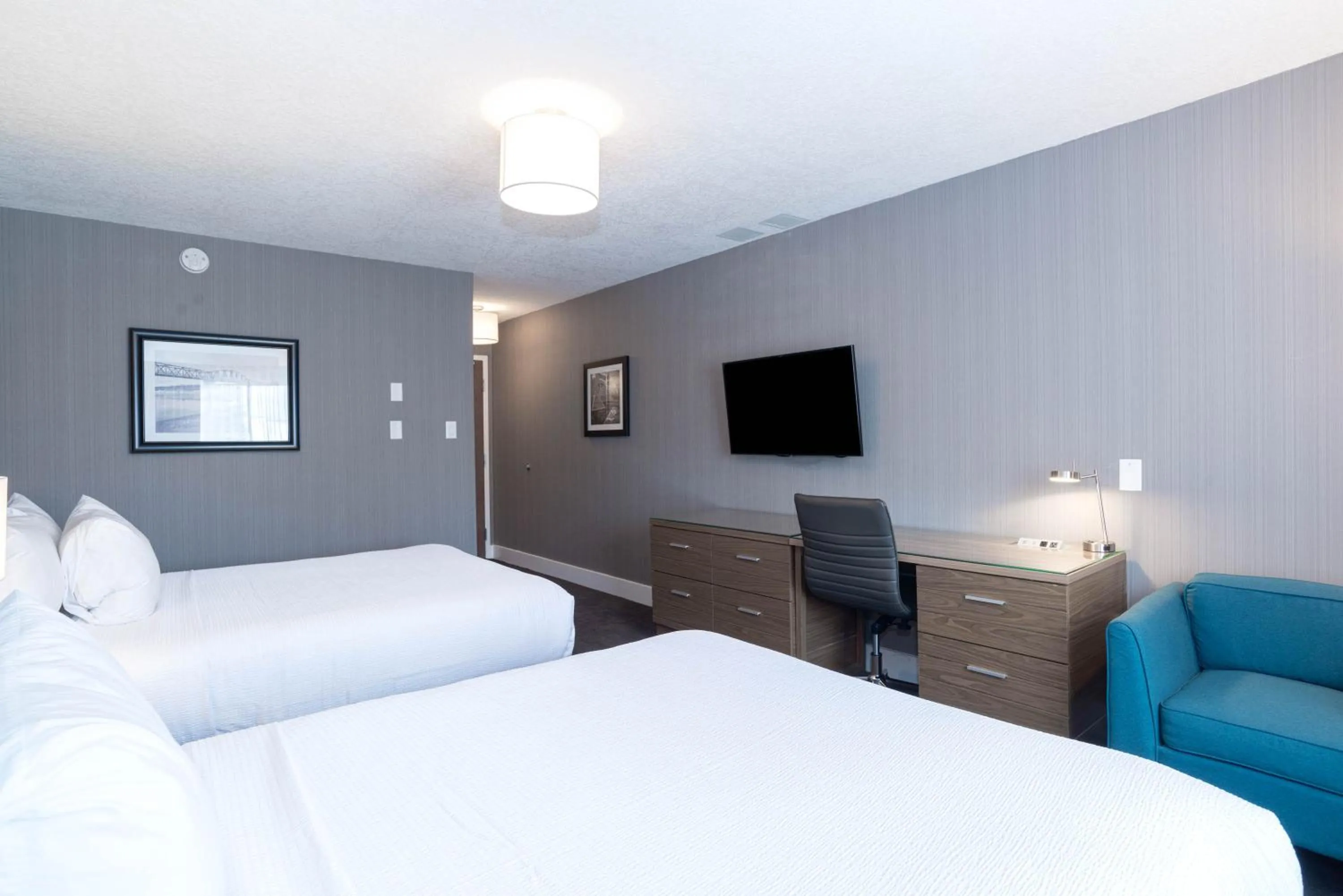 Photo of the whole room, Bed in Sandman Hotel Edmonton West