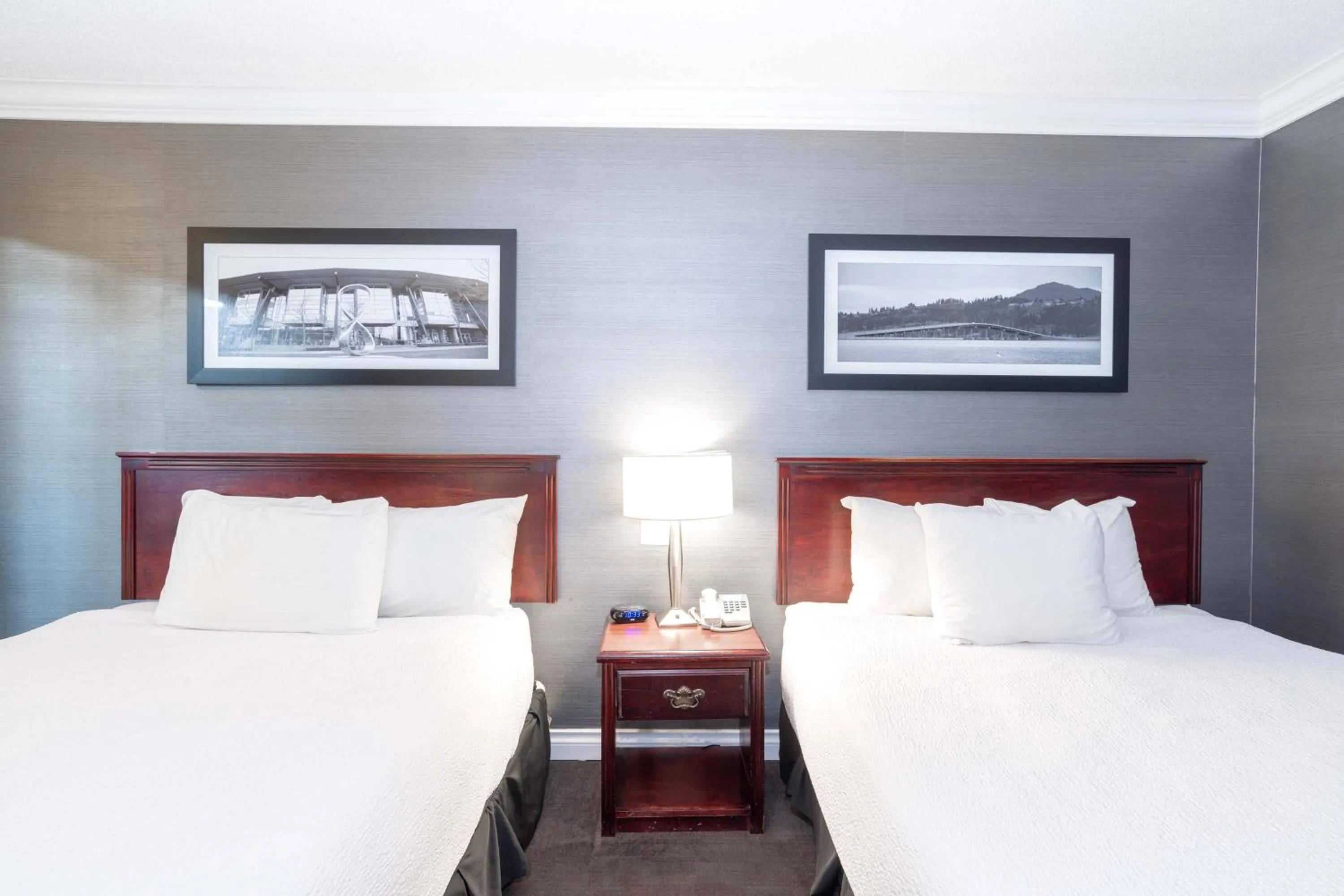 Photo of the whole room, Bed in Sandman Hotel & Suites Kelowna