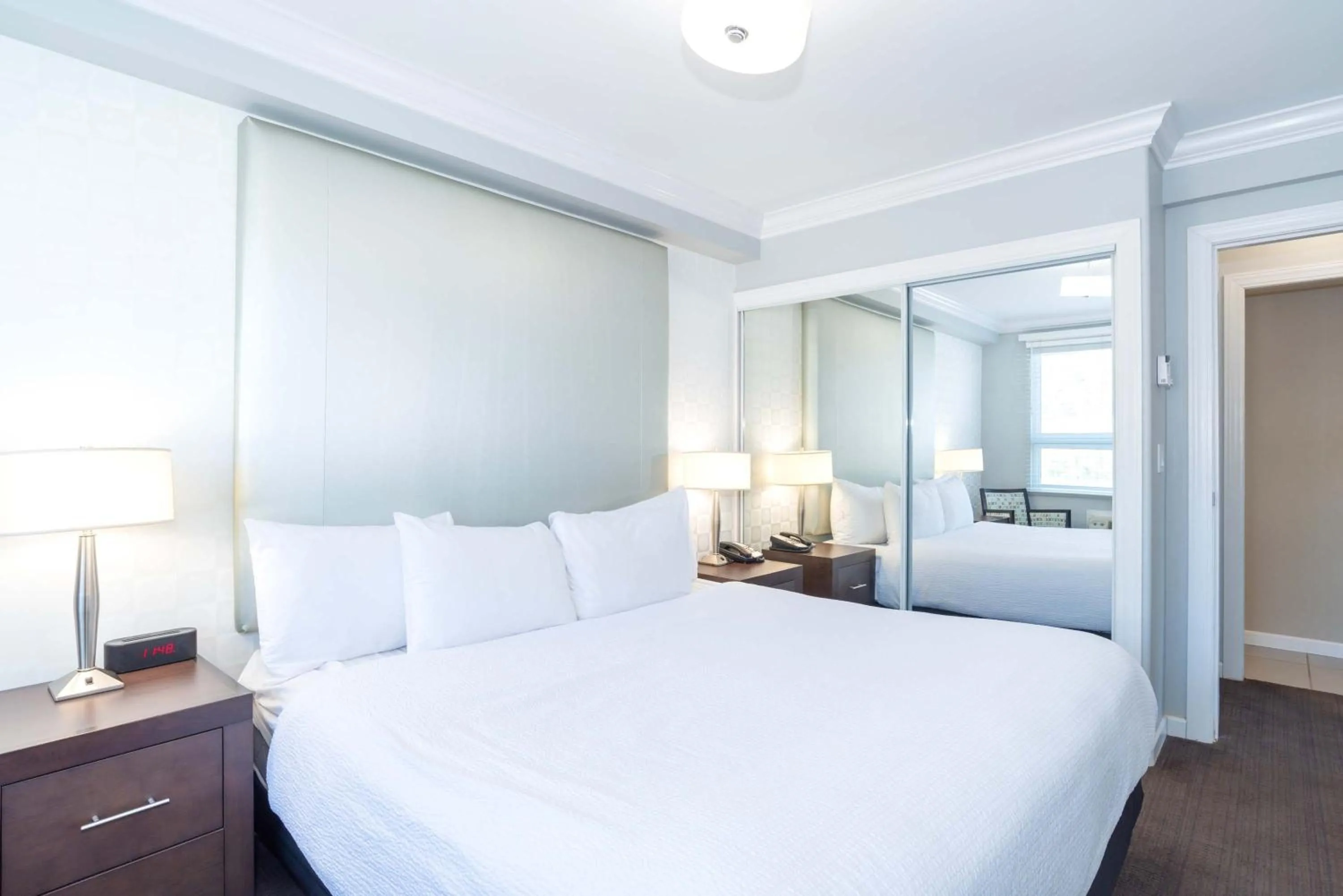 Photo of the whole room, Bed in Sandman Hotel & Suites Kelowna