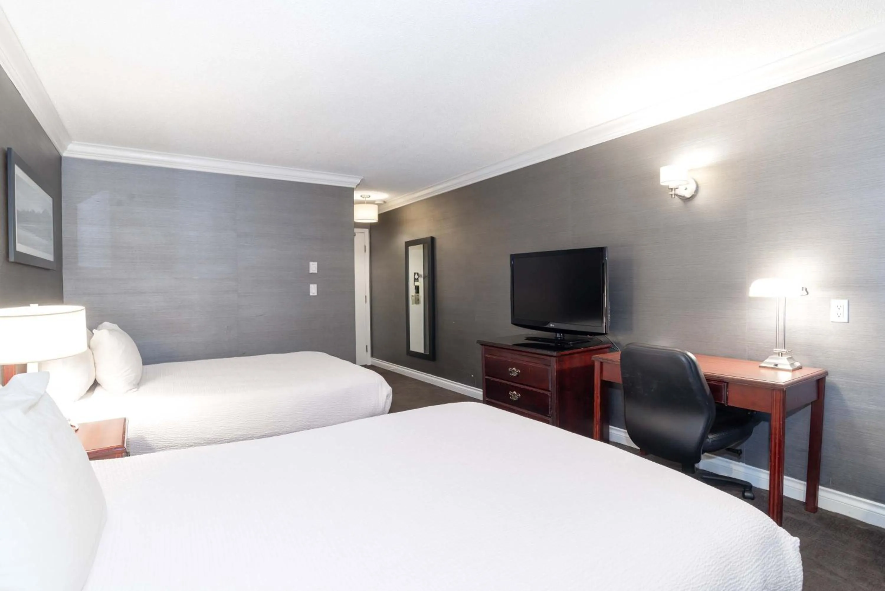 Photo of the whole room, Bed in Sandman Hotel & Suites Kelowna