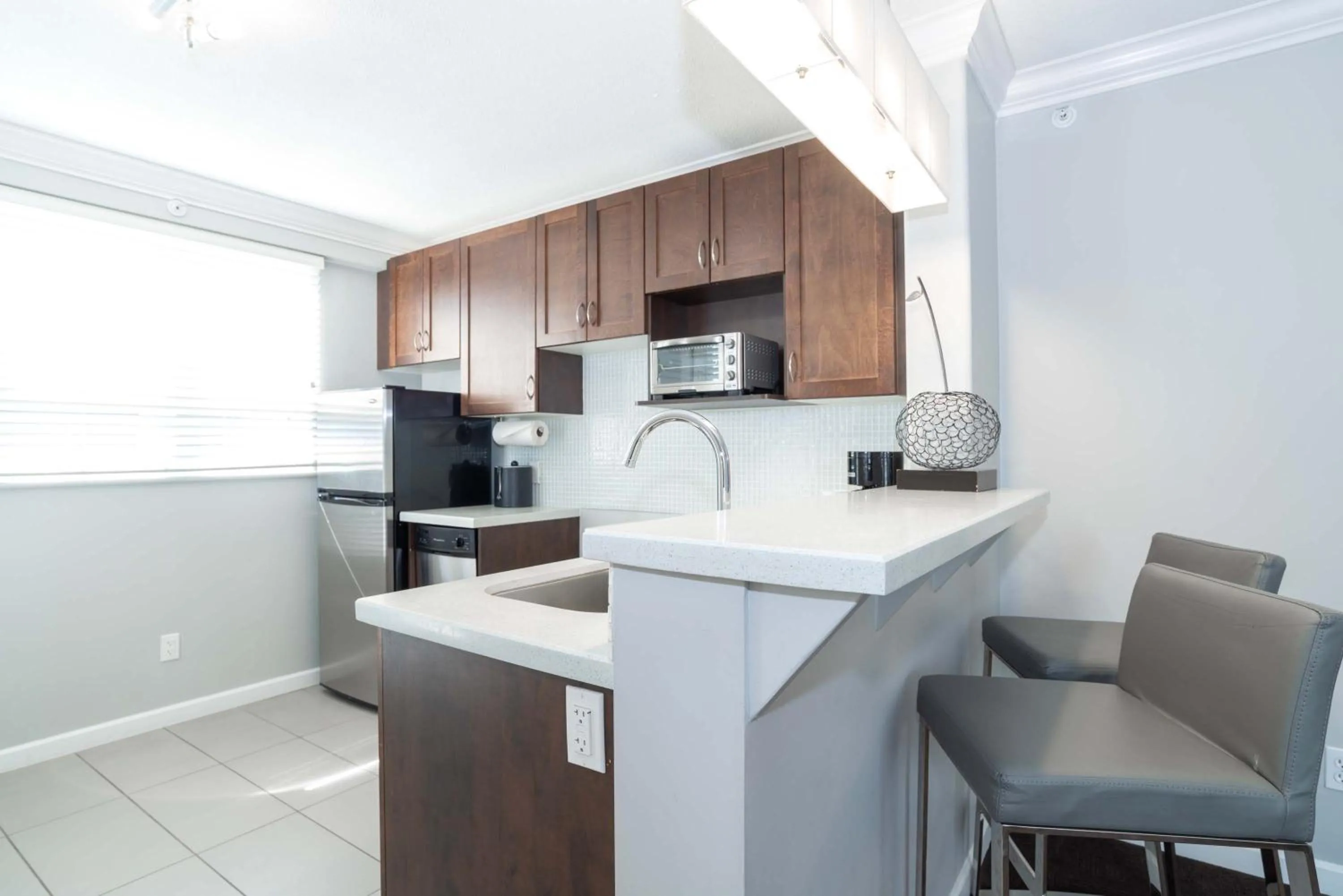 Kitchen or kitchenette in Sandman Hotel & Suites Kelowna