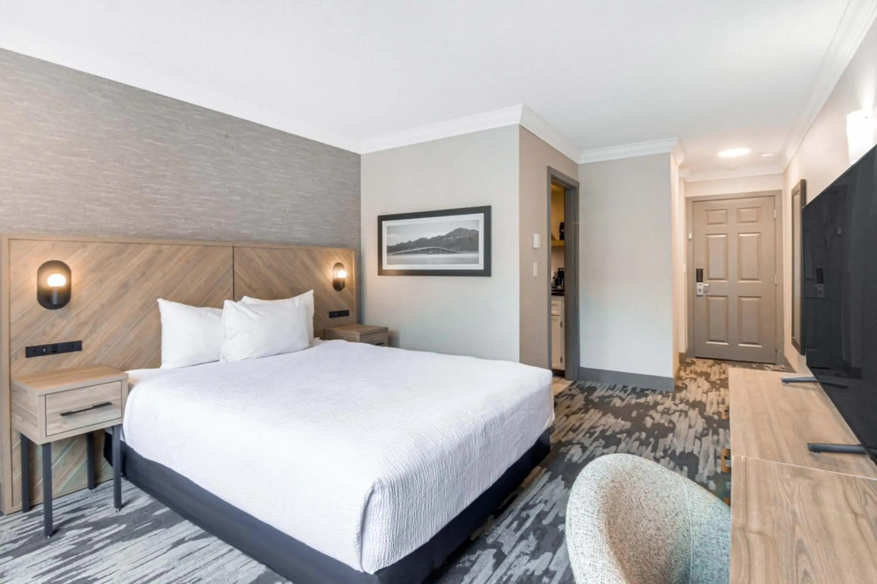 Standard Room, 1 Queen Bed, Kitchenette, Atrium Building in Sandman Hotel & Suites Kelowna Standard Room, 1 Queen Bed, Kitchenette, Atrium Building in Sandman Hotel & Suites Kelowna