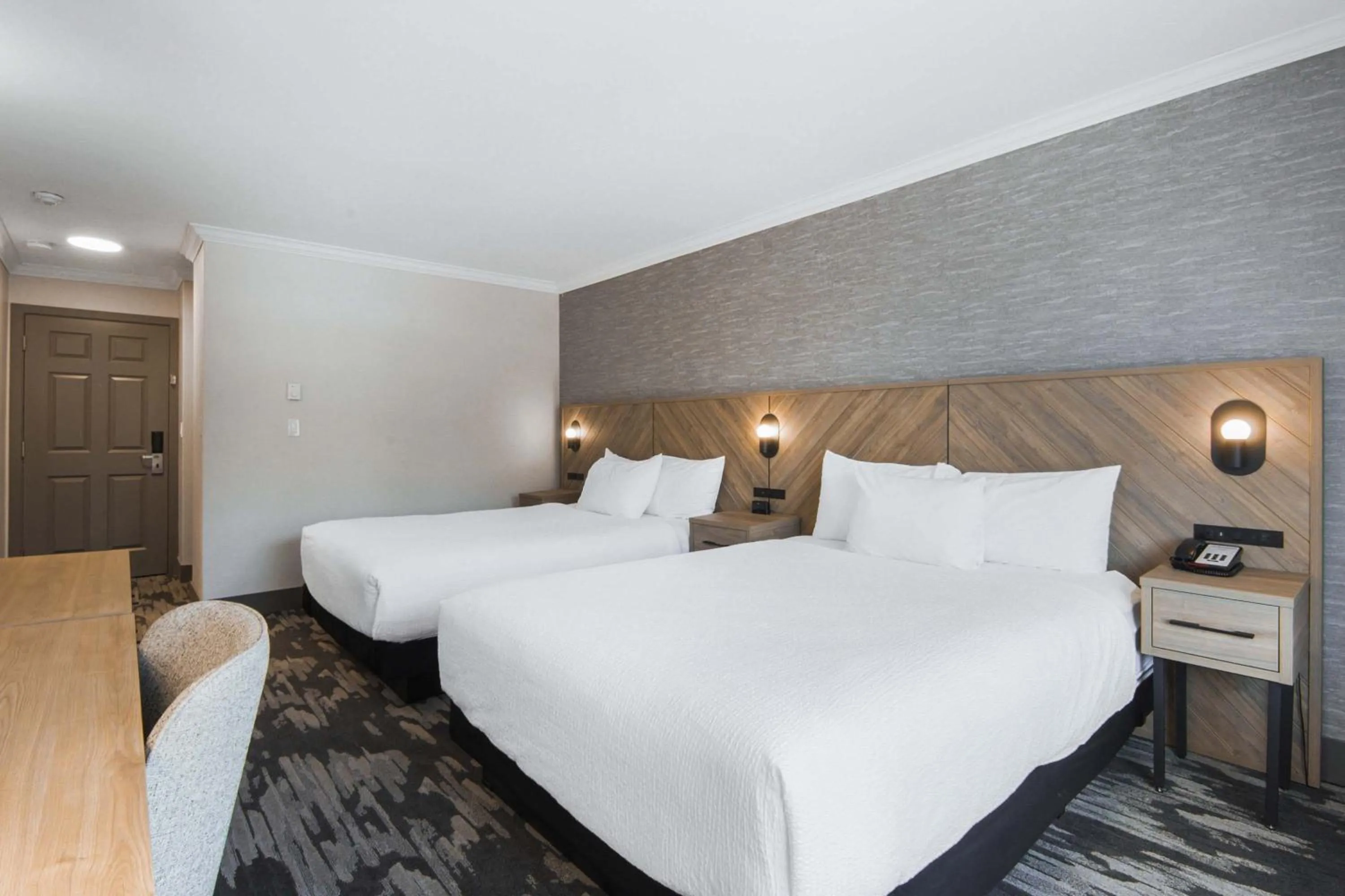 Photo of the whole room, Bed in Sandman Hotel & Suites Kelowna