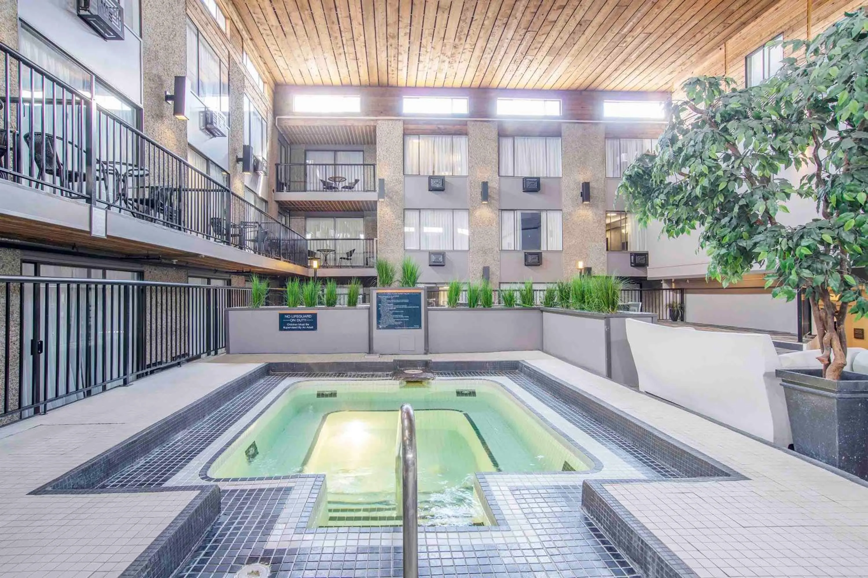 Swimming pool in Sandman Hotel & Suites Kelowna