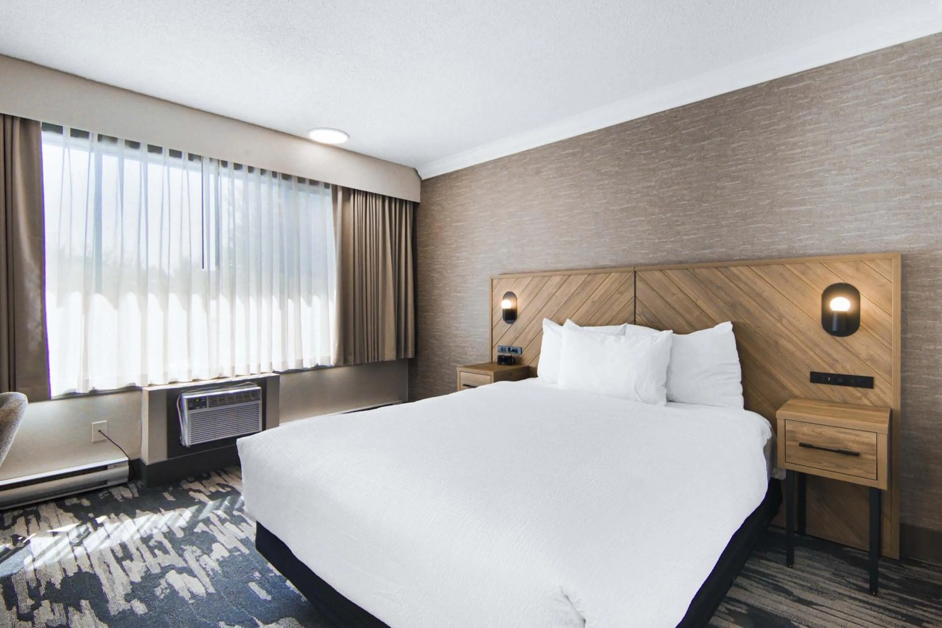 Photo of the whole room, Bed in Sandman Hotel & Suites Kelowna