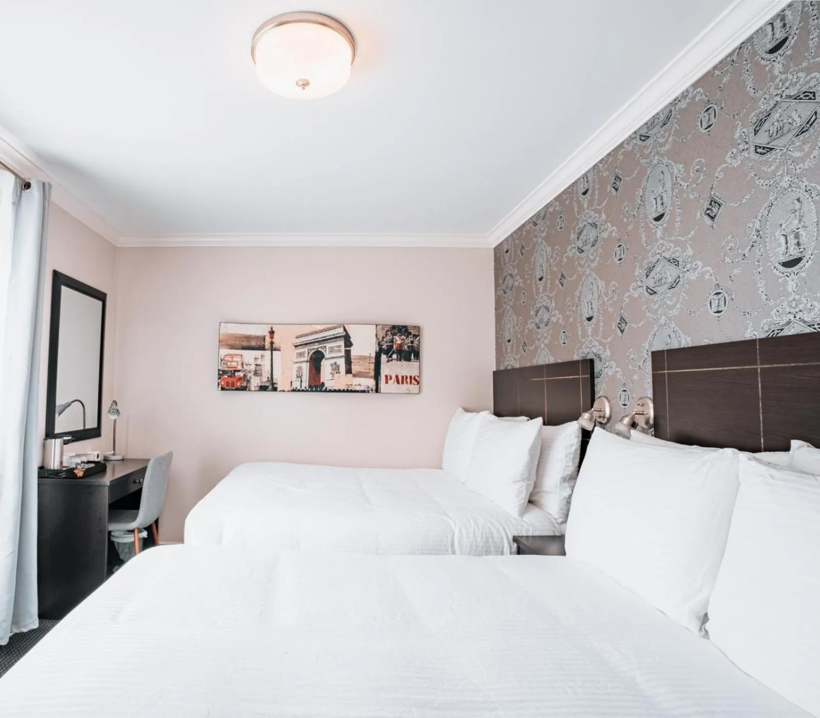 Bed in Hotel de Paris Montreal