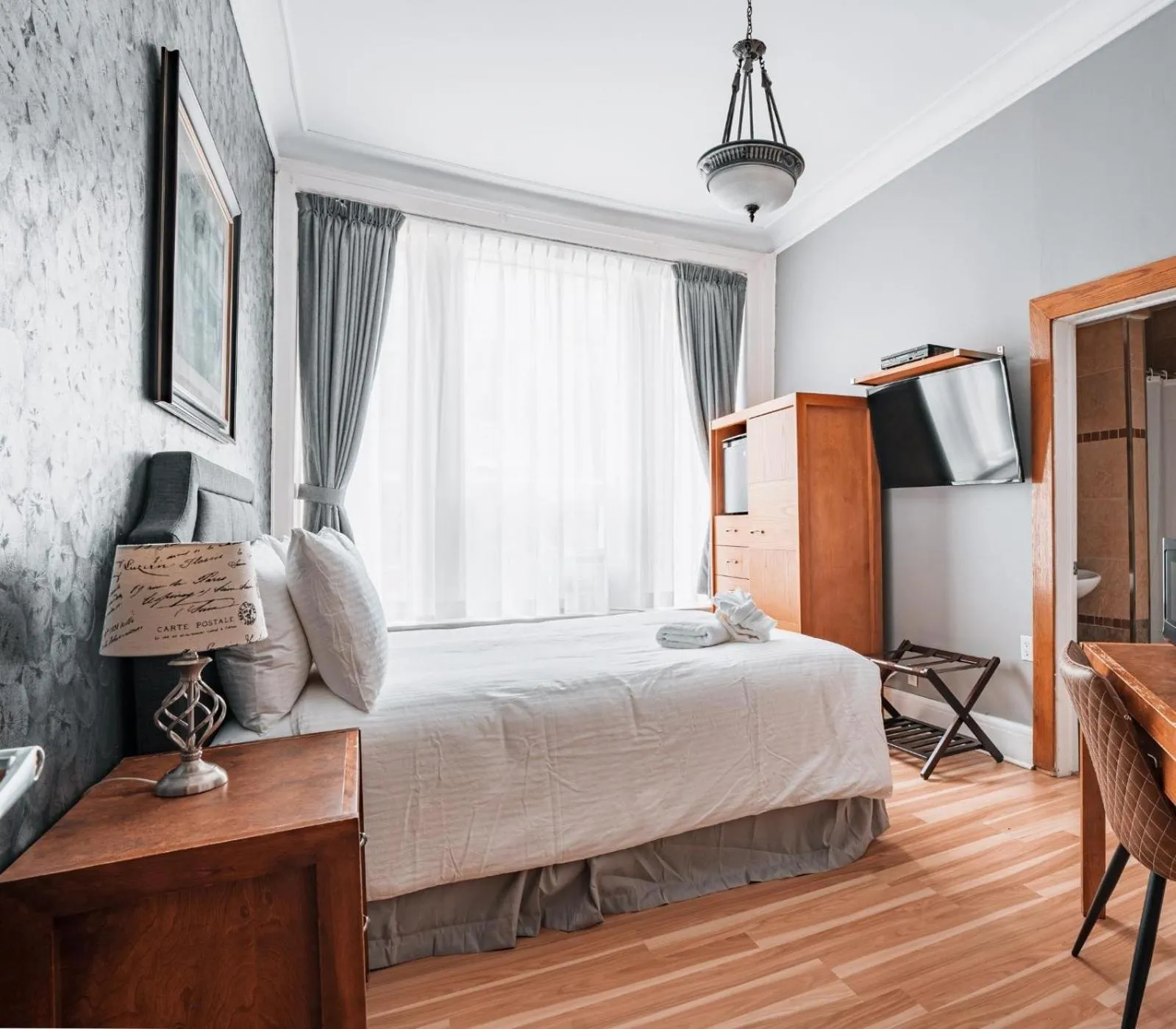 Photo of the whole room in Hotel de Paris Montreal