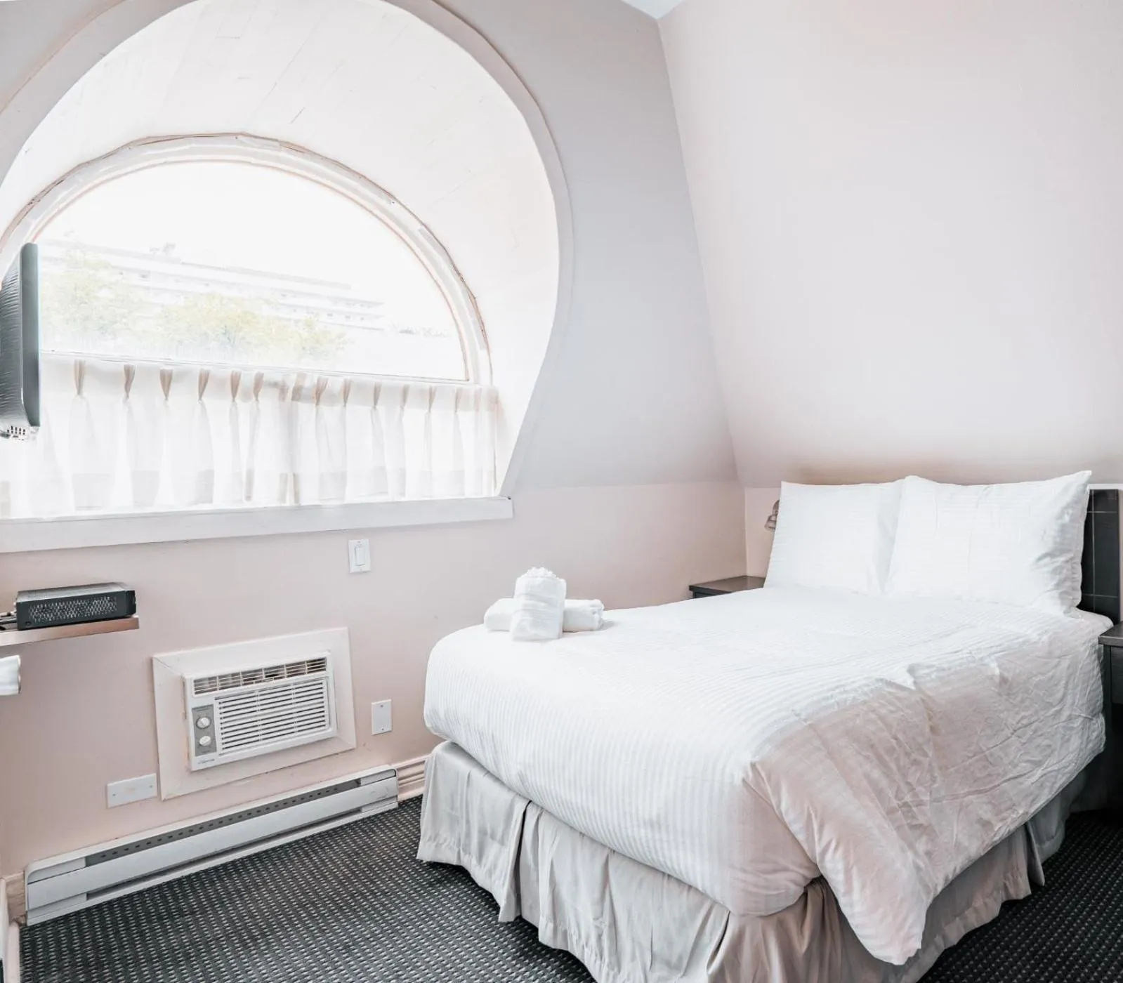 Bedroom in Hotel de Paris Montreal