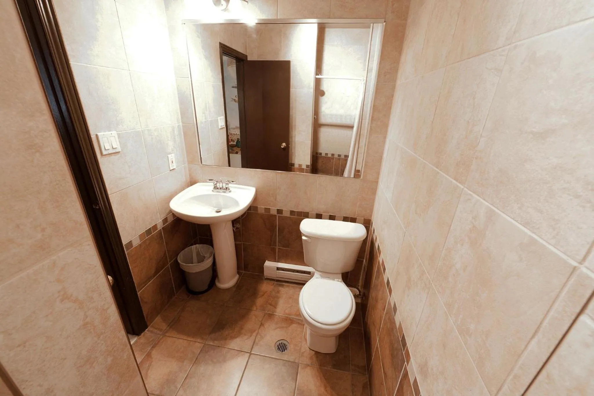 Toilet in Hotel de Paris Montreal