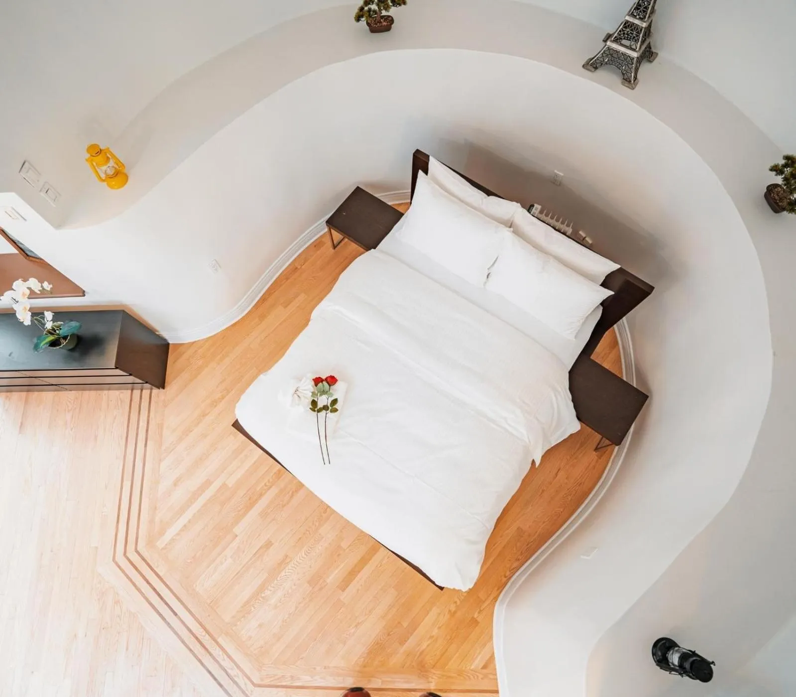 Bed in Hotel de Paris Montreal