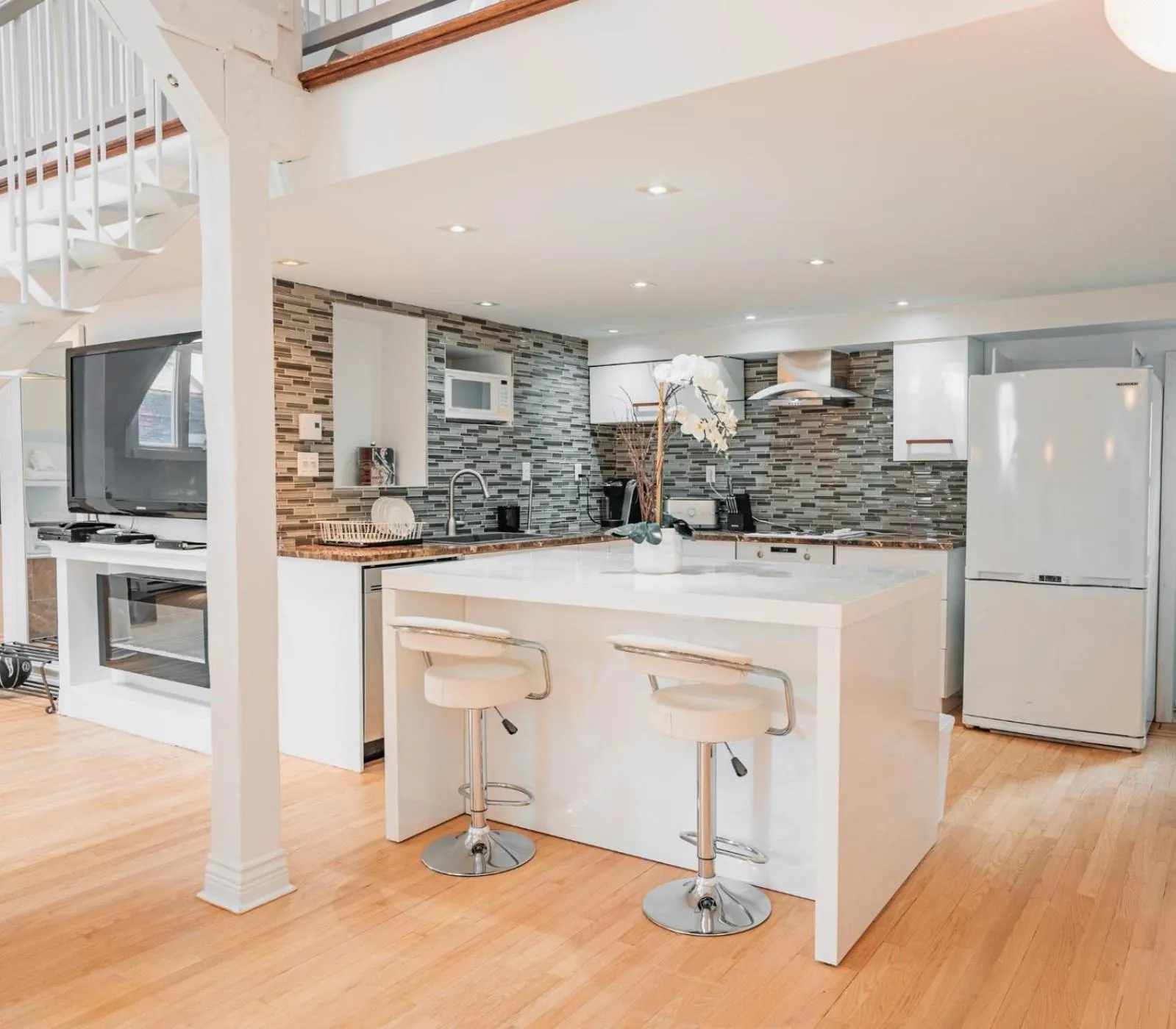 Kitchen or kitchenette in Hotel de Paris Montreal