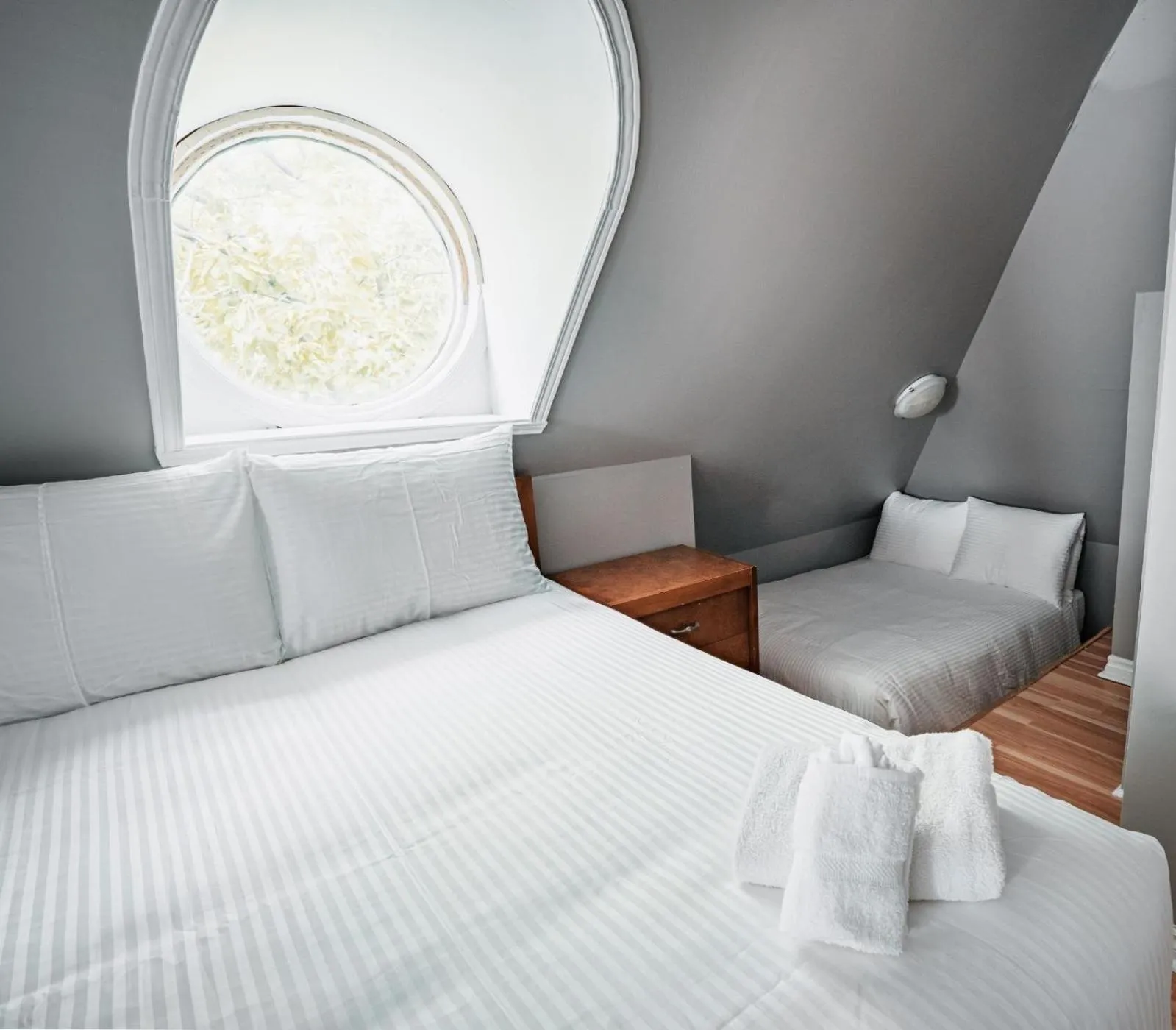 Bed in Hotel de Paris Montreal