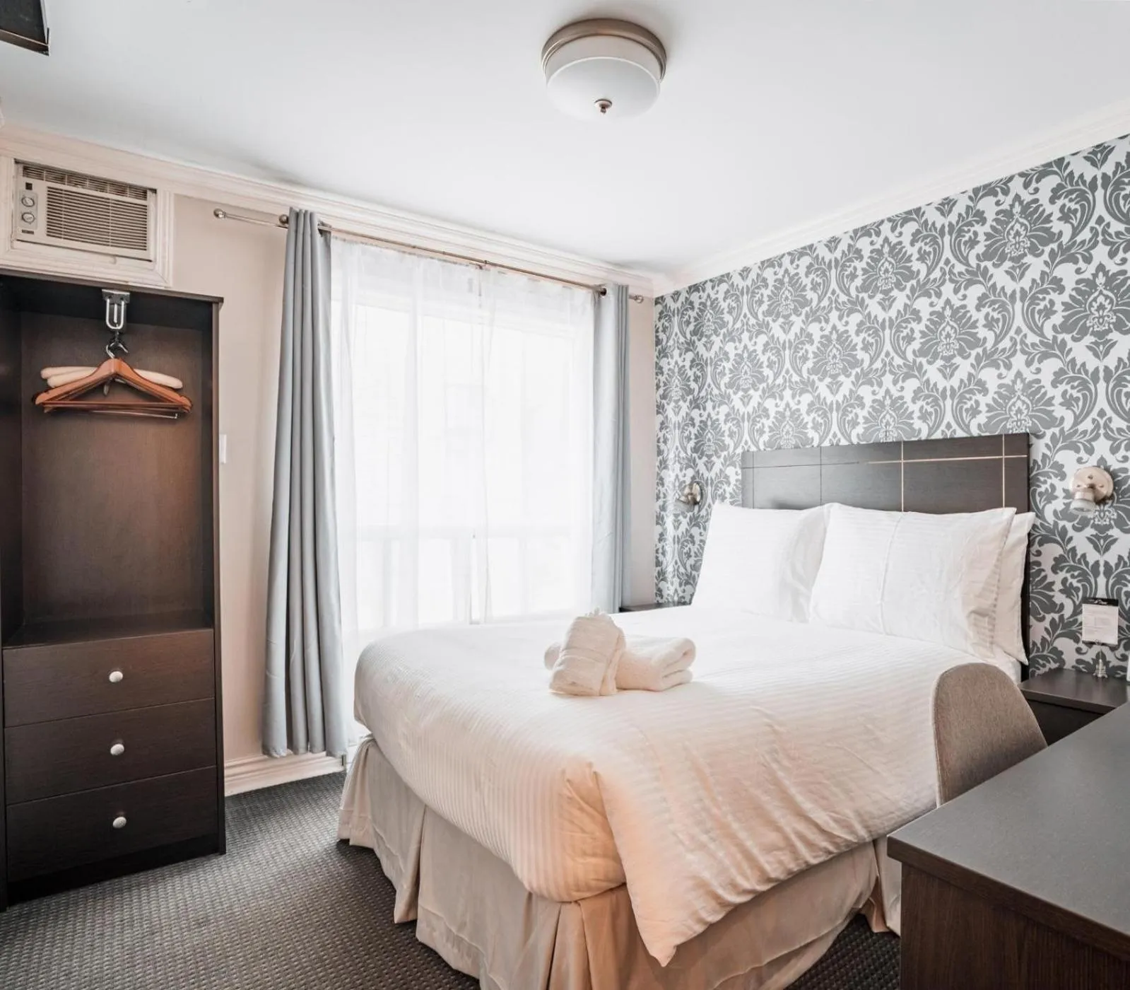 Bedroom in Hotel de Paris Montreal