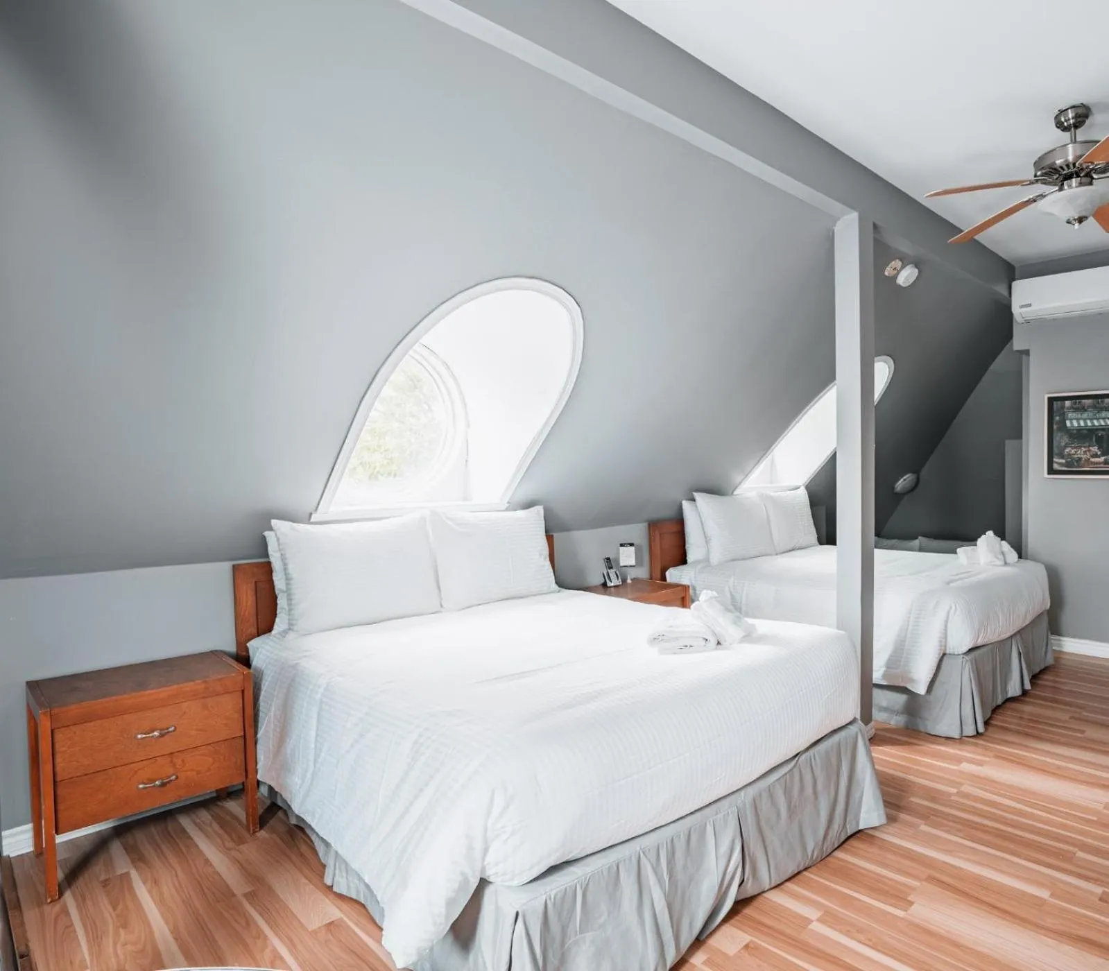 Bed in Hotel de Paris Montreal