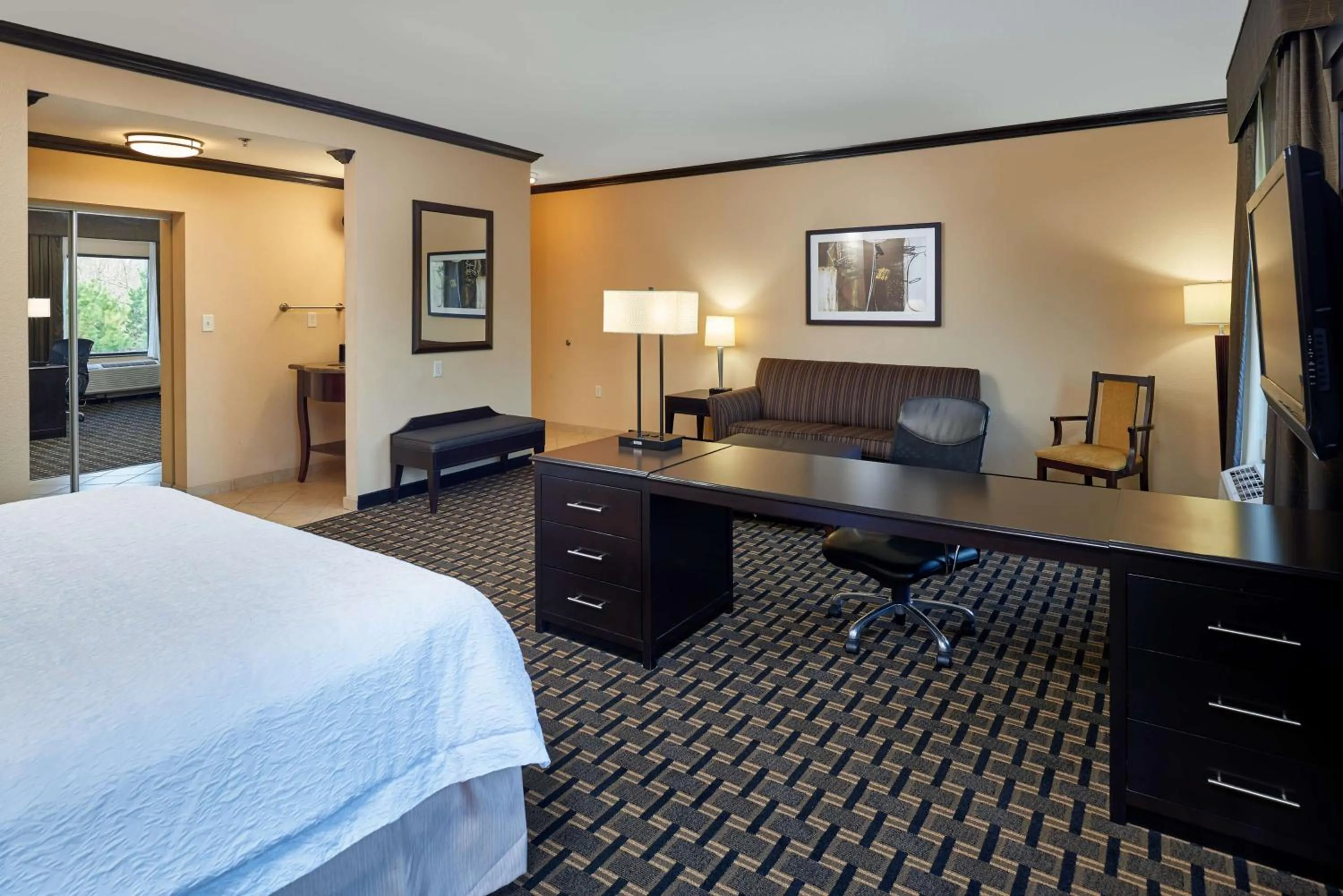 Living room, Bed in Hampton Inn & Suites Longview North