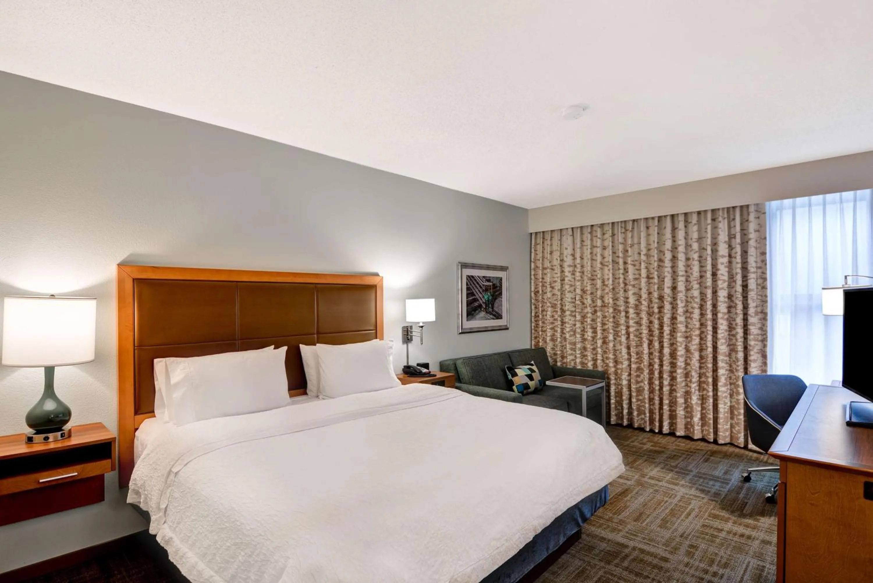 Bedroom, Bed in Hampton Inn State College