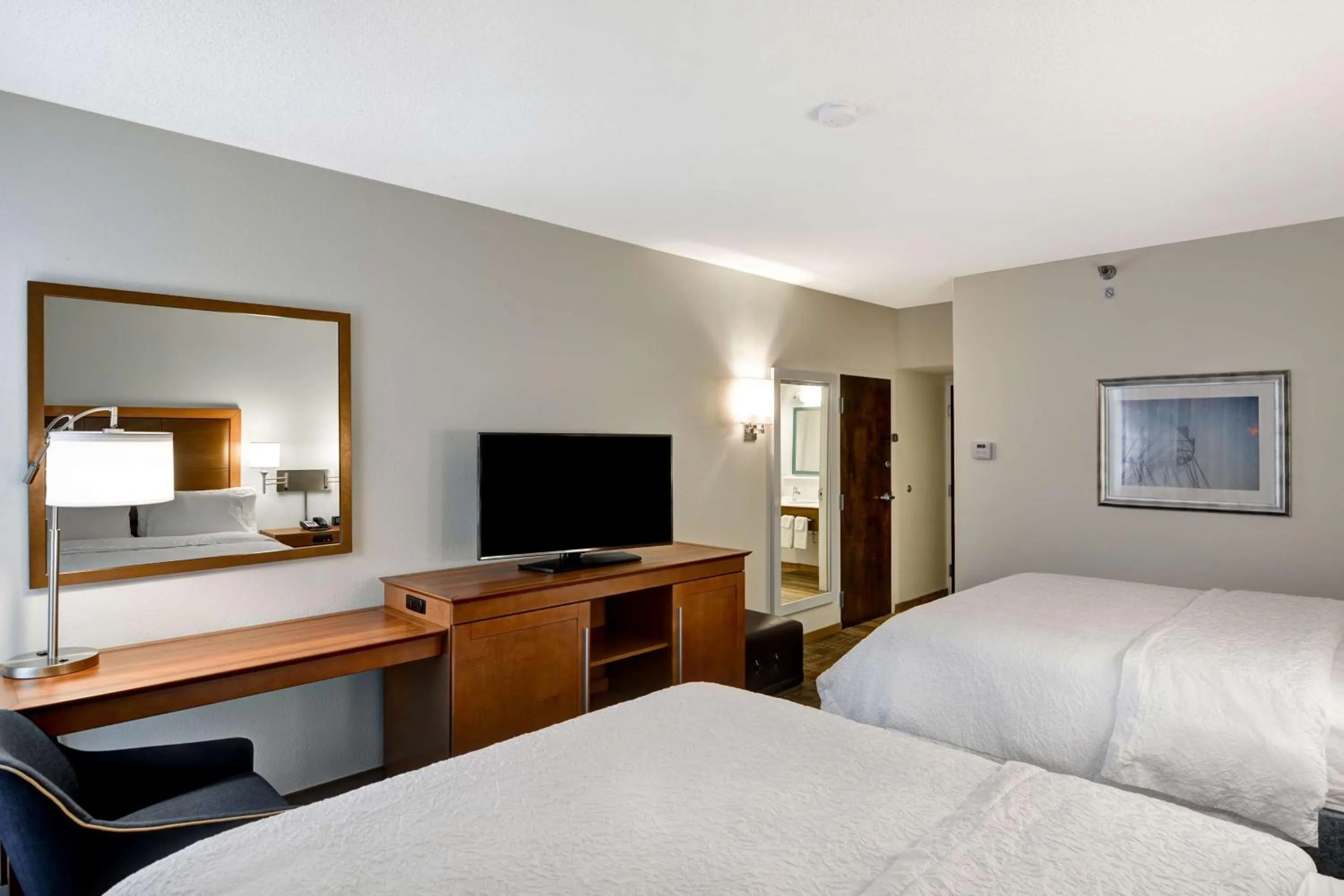 Bedroom, Bed in Hampton Inn State College