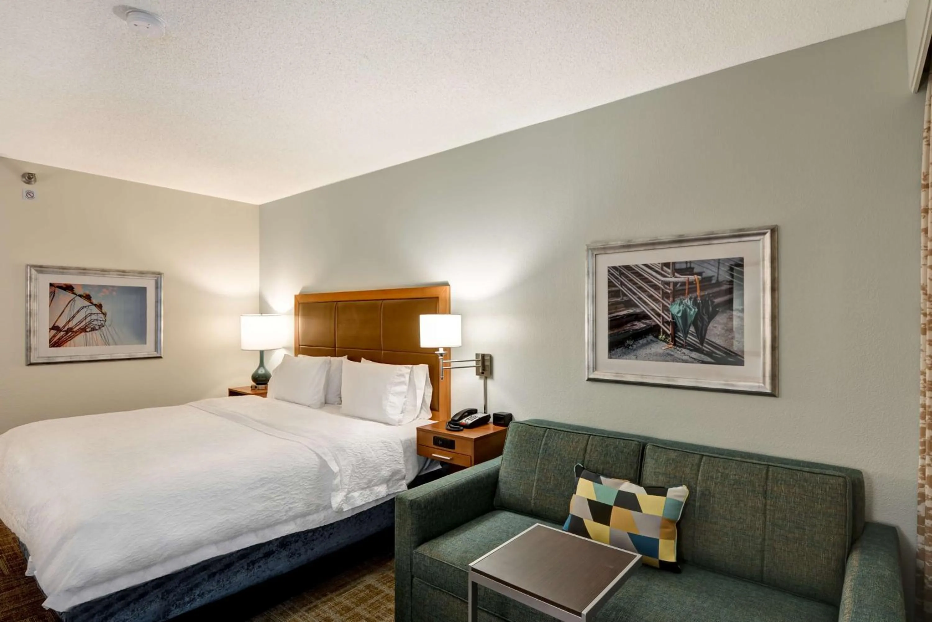 Living room, Bed in Hampton Inn State College