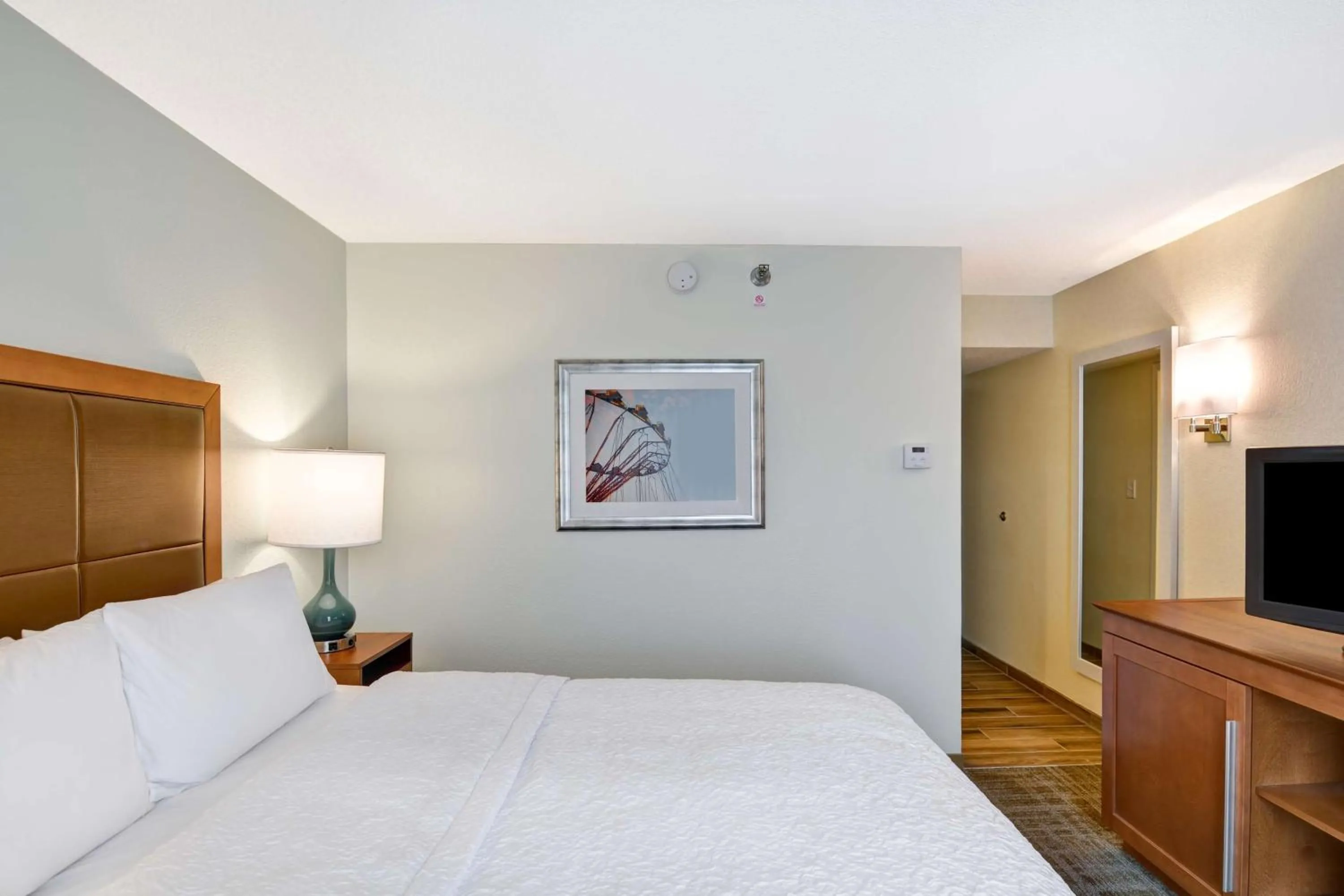 Bedroom, Bed in Hampton Inn State College